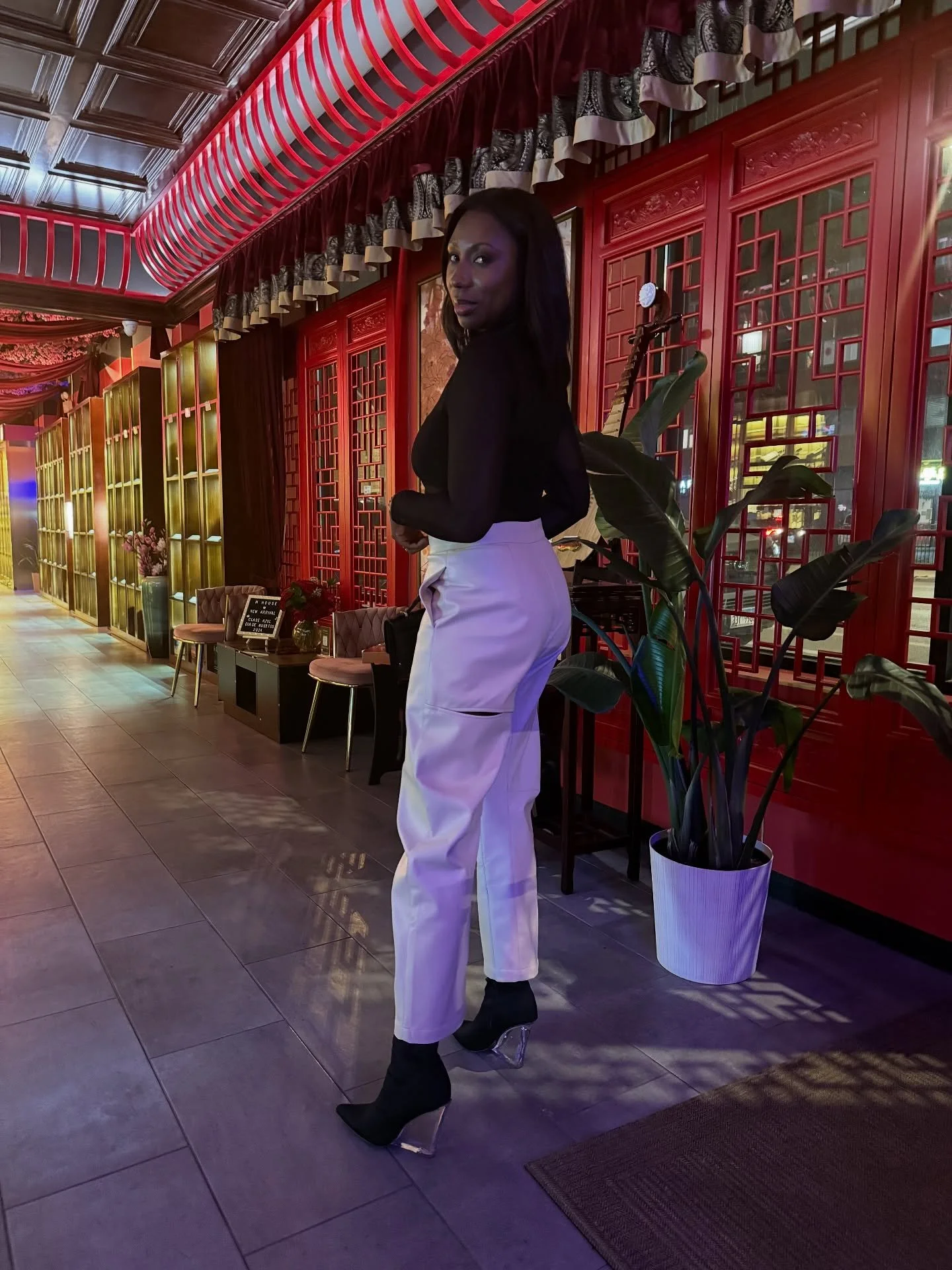 Day 276: Let&rsquo;s just say barrel pants and I weren&rsquo;t friends until this pair showed up 😮&zwj;💨❤️&zwj;🔥 @israellakobla added structure and style to my Chicago street look. 

#365daysofchicagofashion #chicago #fashion #streetwear #supportl