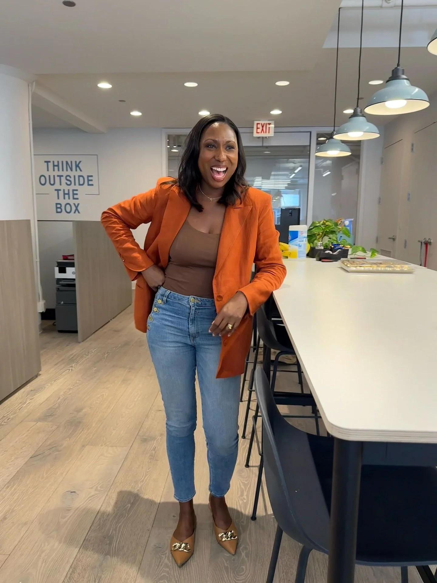 Day 294: Work Wear Wednesday 👩&zwj;💼💼 

🧡 took this blazer from my @_amarilde_ suit, picked up at @productionmode. 

#365daysofchicagofashion #fashion #supportlocal