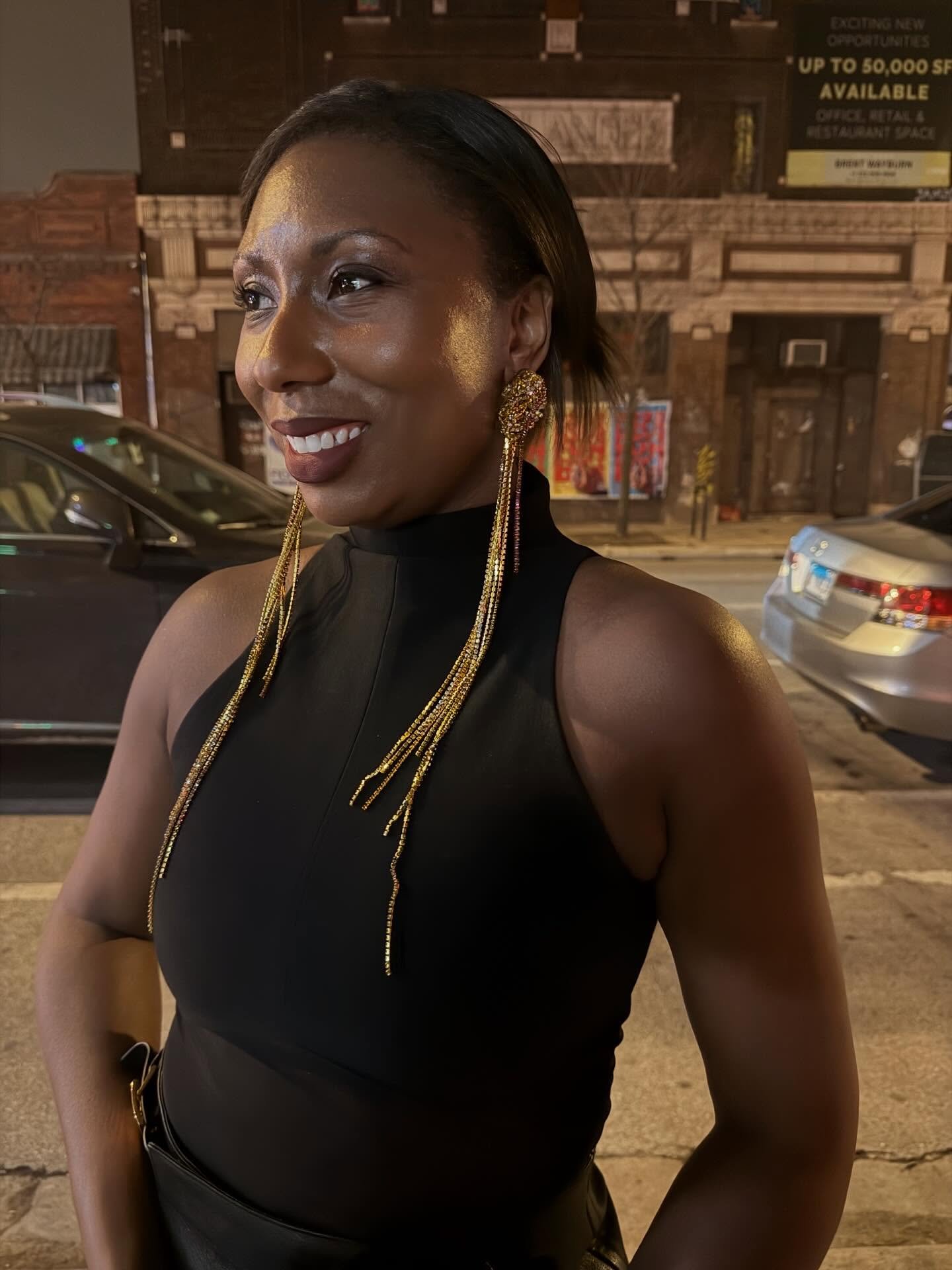 Complete look thanks to @katandclarese beautiful earrings.
In case you didn&rsquo;t know, there&rsquo;s no such thing as &lsquo;too much&rsquo; shine in Chicago. ✨✨

Are we feeling the statement gold?