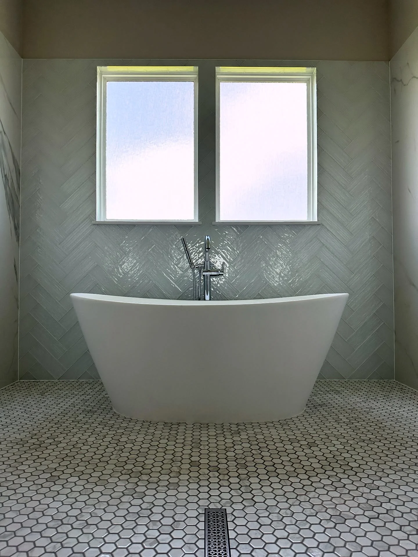More views of this primary bathroom suite 🚿