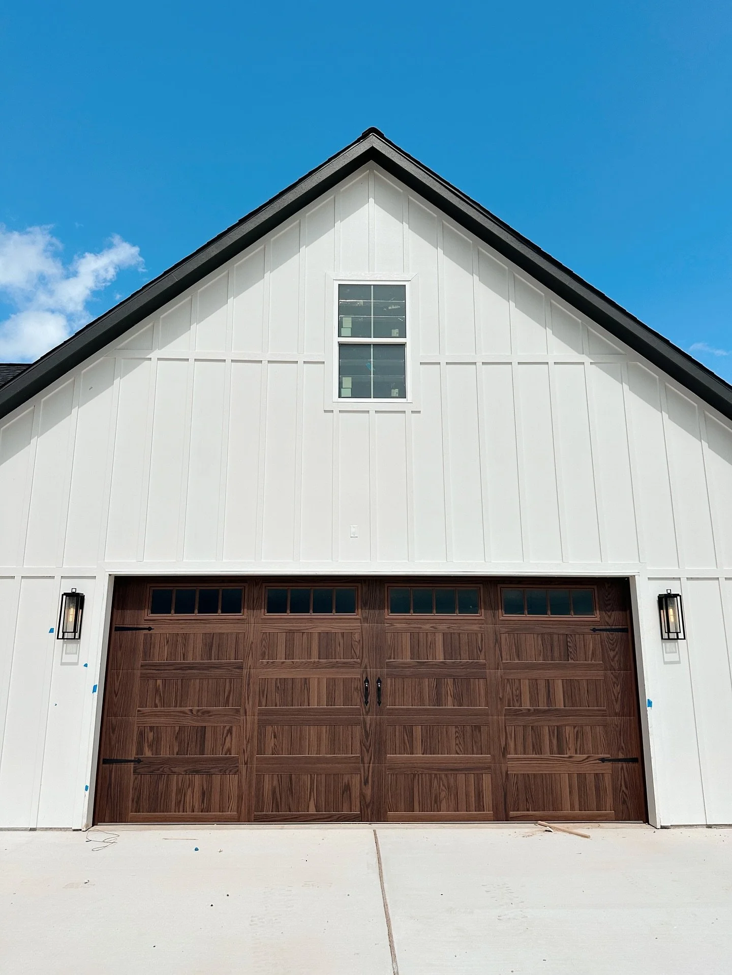 A fresh mix of modern farmhouse charm ✨
A crisp white exterior, bold black trim, and warm wood tones bring this garage to life.