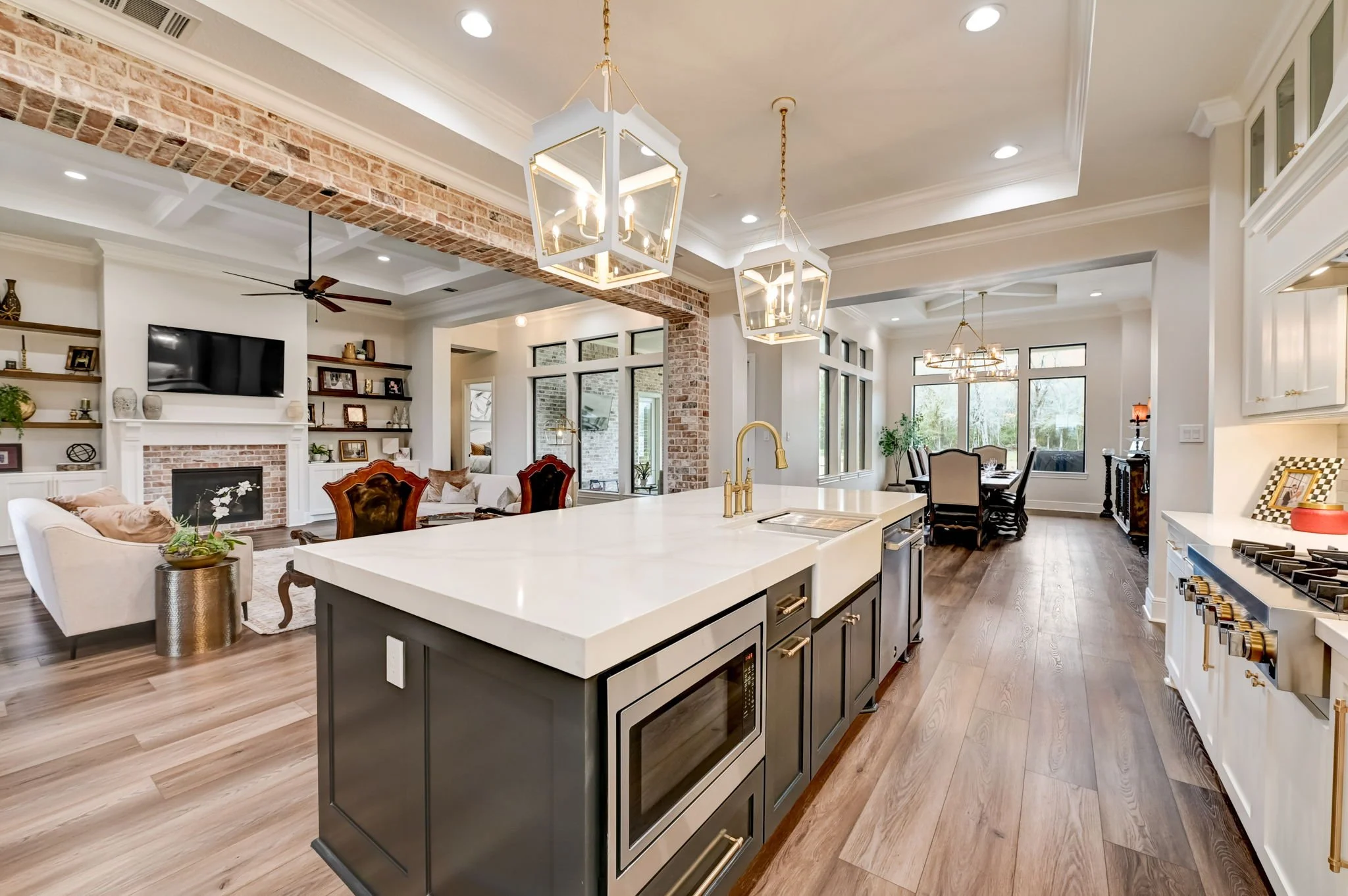 30-web-or-mls-Blackhawk Dr-030.jpg