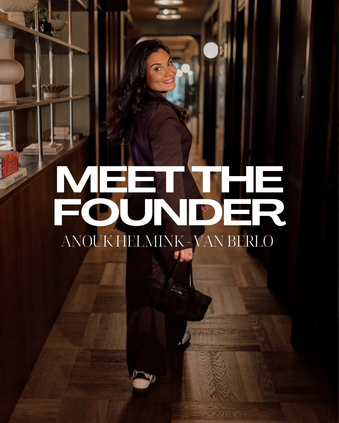 Zichtbaarheid was niet vanzelfsprekend voor mij.
Ik ben opgegroeid met het patroon dat ik later herkende in mijn Indonesische roots.

Jezelf klein houden, niet te veel ruimte innemen, niet opvallen.
Dat is generaties lang zo geweest.
En ik droeg het 