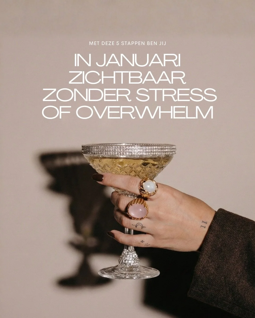 December is vaak het moment waarop je voelt dat het zo niet nog een jaar langer moet.

Je wilt zichtbaar zijn en weet hoe belangrijk het is. Maar je hoofd zit vol. En elke week opnieuw bedenken wat je moet posten voelt als 100 kilo beton aan je been.