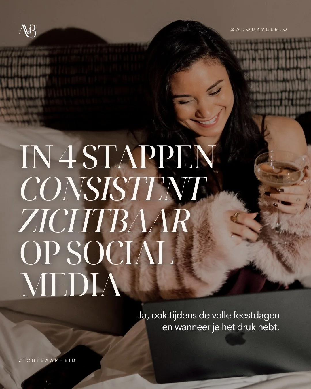 December vraagt al genoeg van je.

Je rent van afspraak naar afspraak. rondt je werk af en je hoofd draait overuren. 
Ergens tussendoor denk je: ik wil eigenlijk ook nog iets posten op mijn socials.
Maar dan voelt het meteen weer als te veel. N&oacut