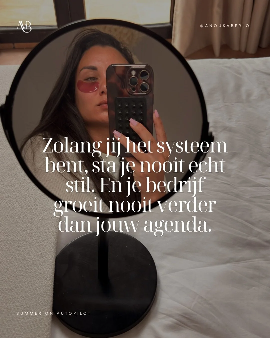 De ondernemers die deze zomer echt vrij zijn, werken niet harder. Ze hebben hun bedrijf zo ingericht dat het doorloopt zonder hun constante input.

Wat in jouw bedrijf valt stil zodra jij een week op vakantie bent? Drop het in de comments en ik deel 