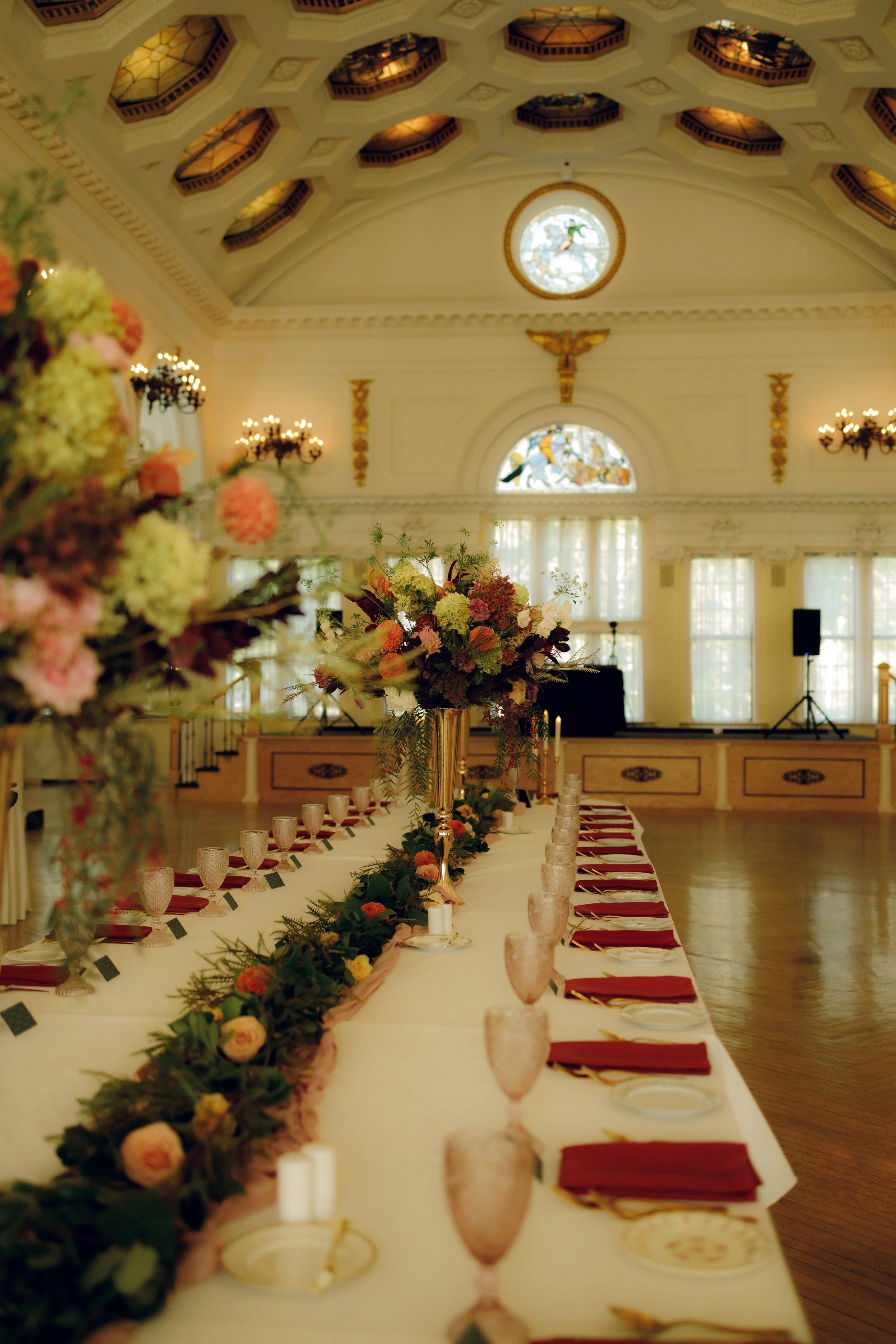 STUDIO-ATTIS-LOUVIER-WEDDING-TALL-CENTERPIECE-WITH-GARLAND-AND-FLOWERS.jpeg