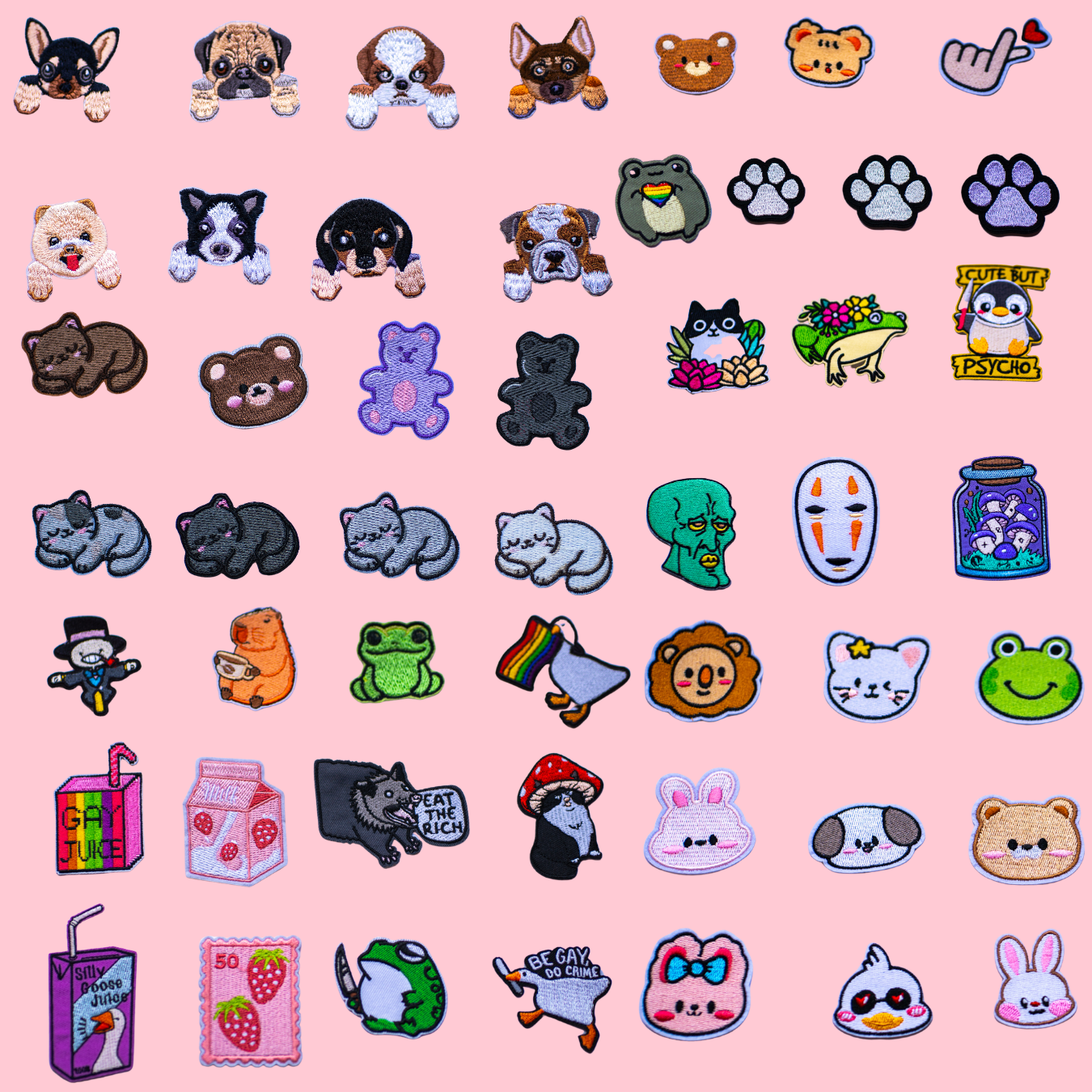 Eine Sammlung bunter Aufnäher mit Tieren, Emojis und Popkultur-Designs auf einem rosa Hintergrund.
