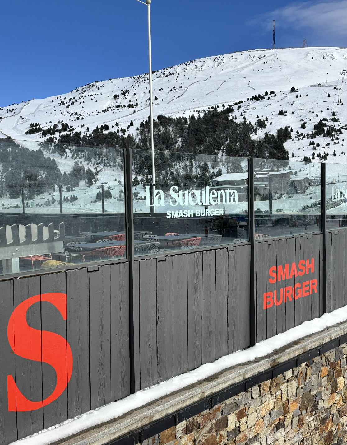 Vistas terraza La Suculenta Grandvalira - Grau Roig con la montaña nevada de fondo en un dia soleado