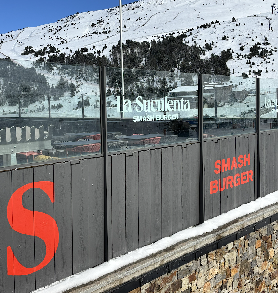 Restaurante La Suculenta Grau roig terraza con vistas de la montaña nevada