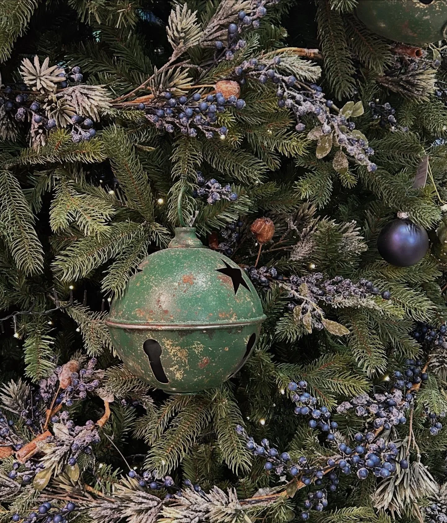 Wishing you happy holidays, filled with light, love, and creative magic. Thank you for supporting my art this year, it means the world.
Keep following for more news,
Lots of exciting plans for 2026 
Love 
Riva 🎨

#artistinyorkshire
#commissionswelco