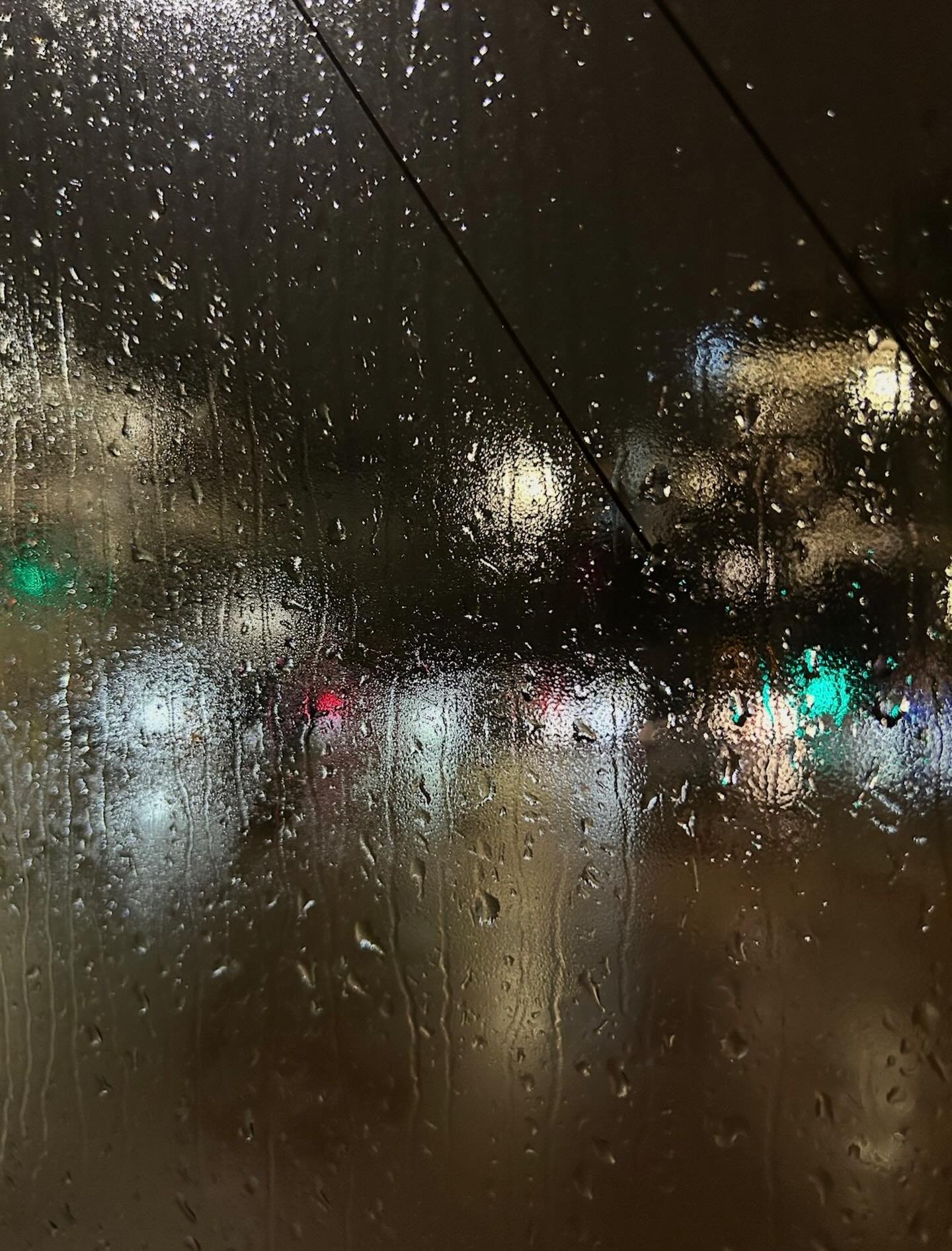 I know we are all complaining about the rain( if you live in the UK you&rsquo;ll understand) but I found a little positivity! Taking this photo from a cab window was a win. 

#rainyphotos
#yorkshireartist
#inspirationiseverywhere 
#iphonephoto
#rivas