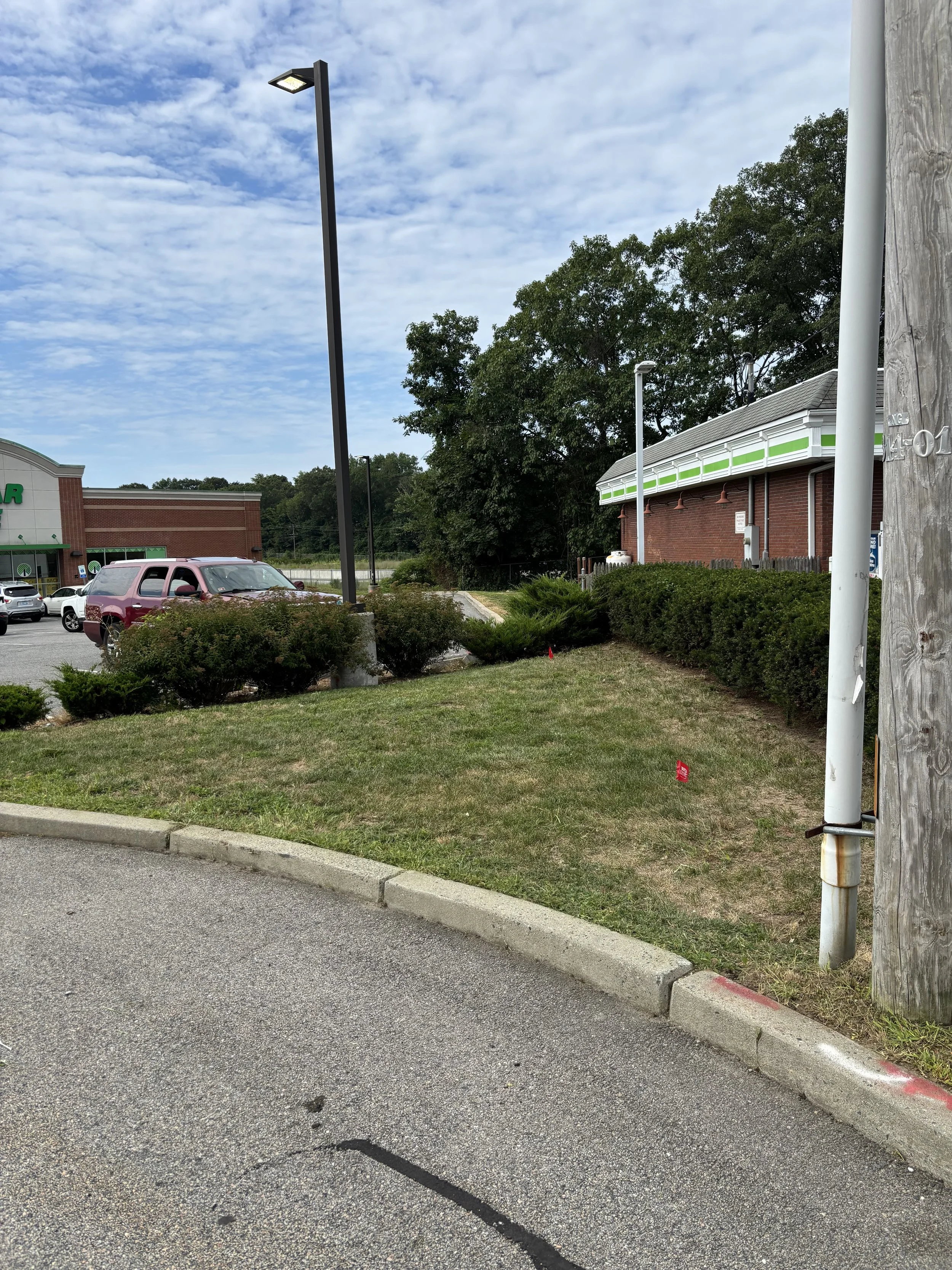 Weekly Commercial Lawn Maintenance in Rhode island
