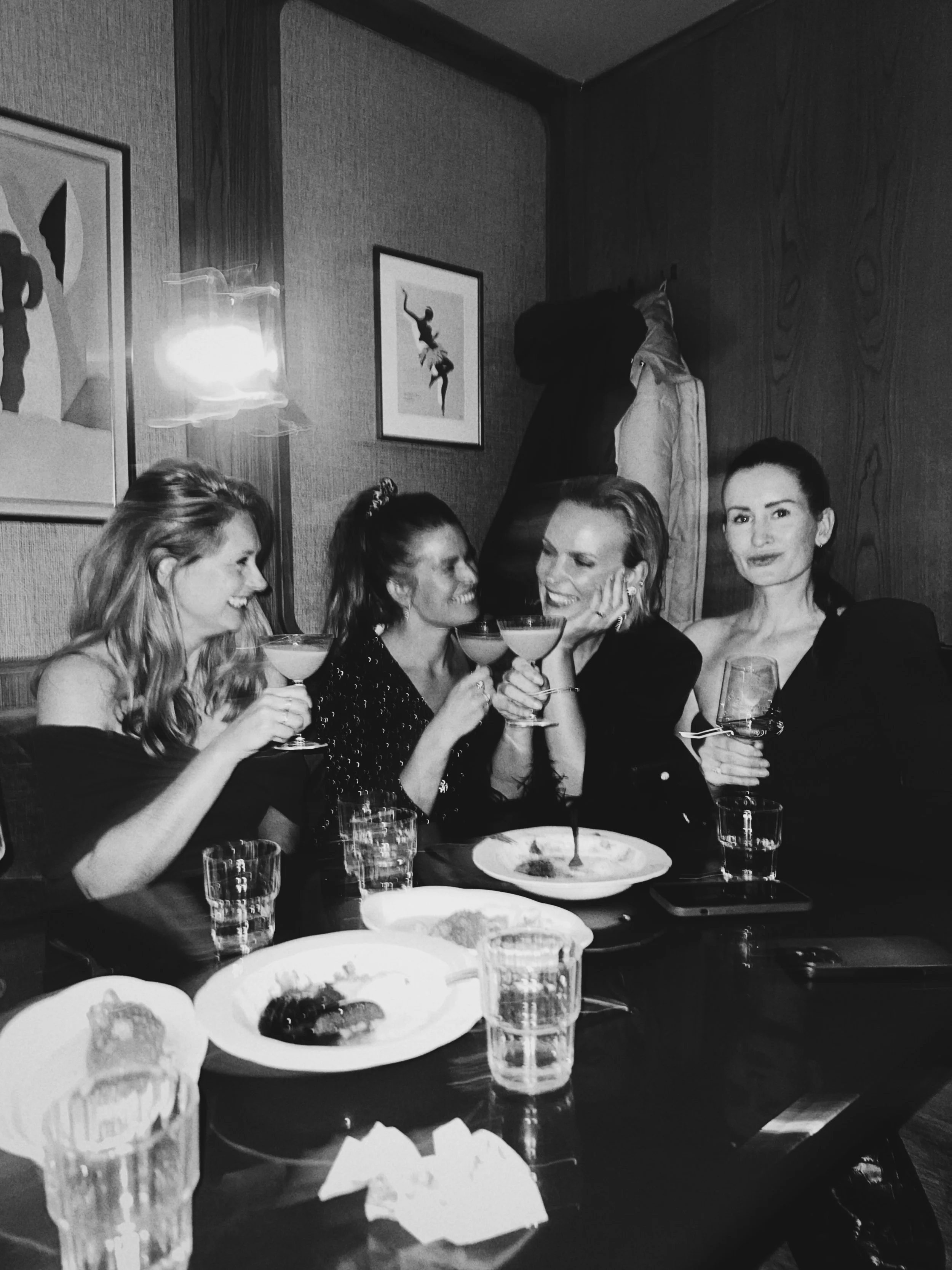 03 2026 meiden 14 zwart wit - Saint-IVY Dinnerparty Bonfire.JPG