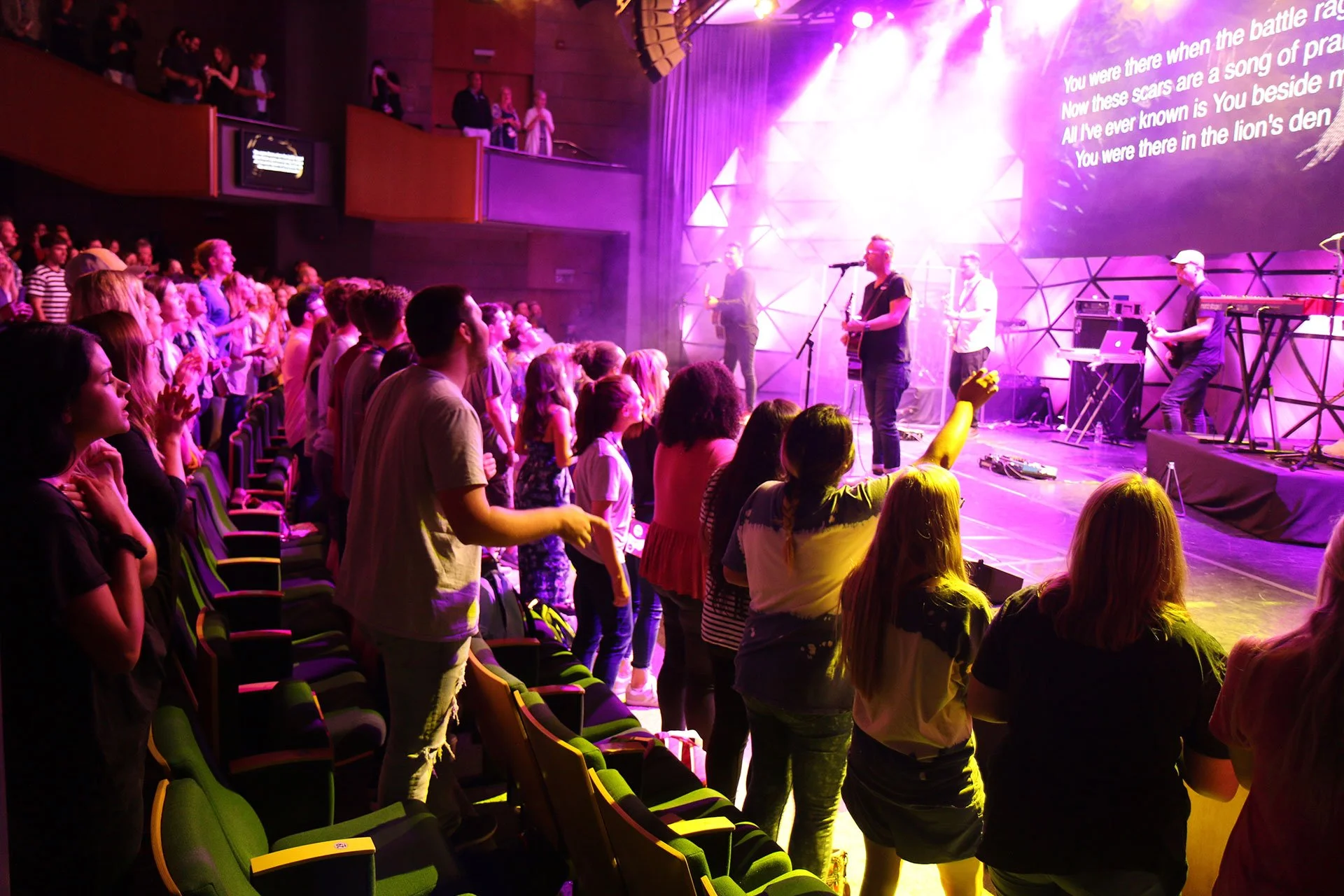 Christian singer Martin Smith performs for American tourists at the Jerusalem Encounter conference. (Photo by Micah Danney/GroundTruth)