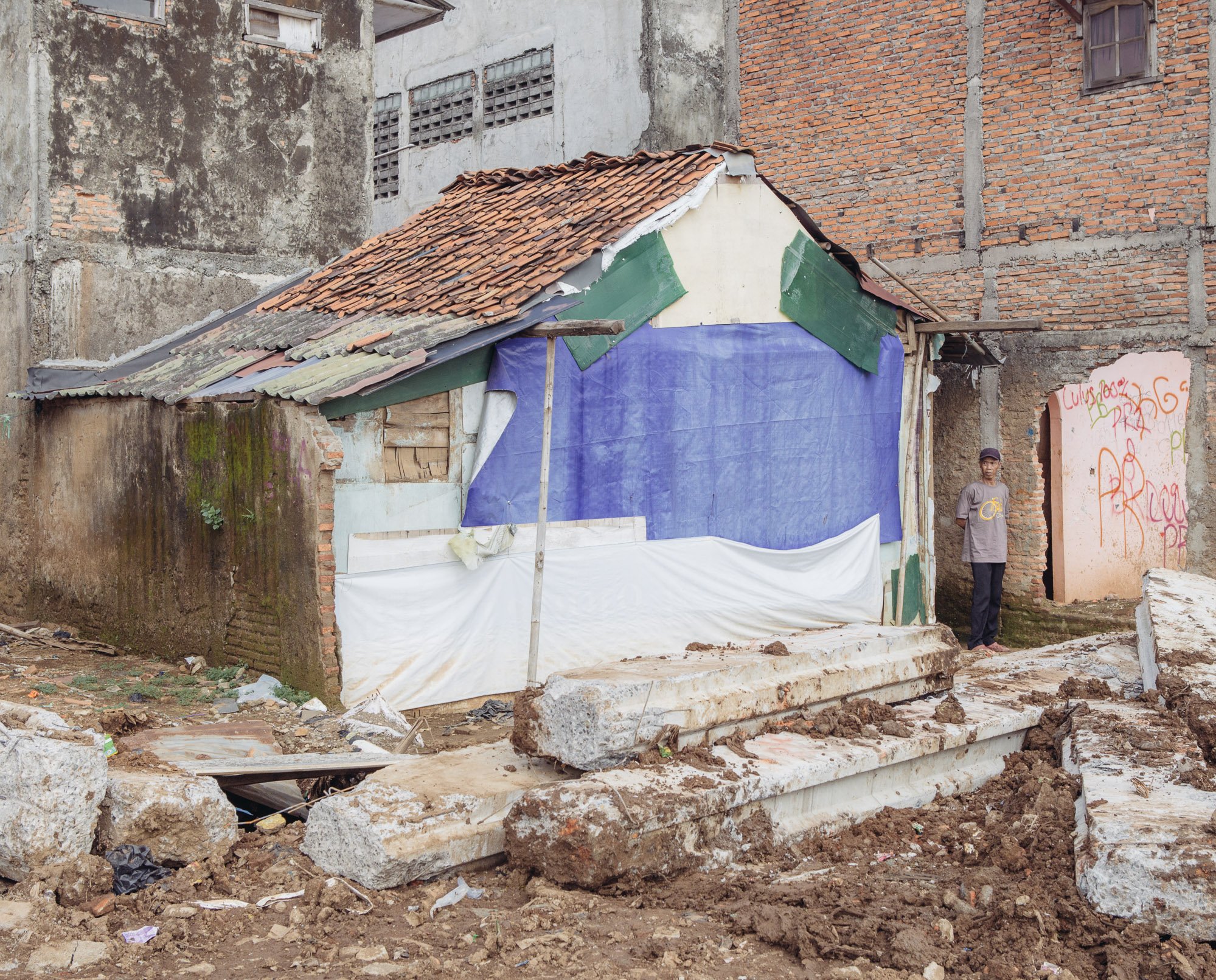 An eviction begins at the Ciliwung River bank in Kampung Melayu.