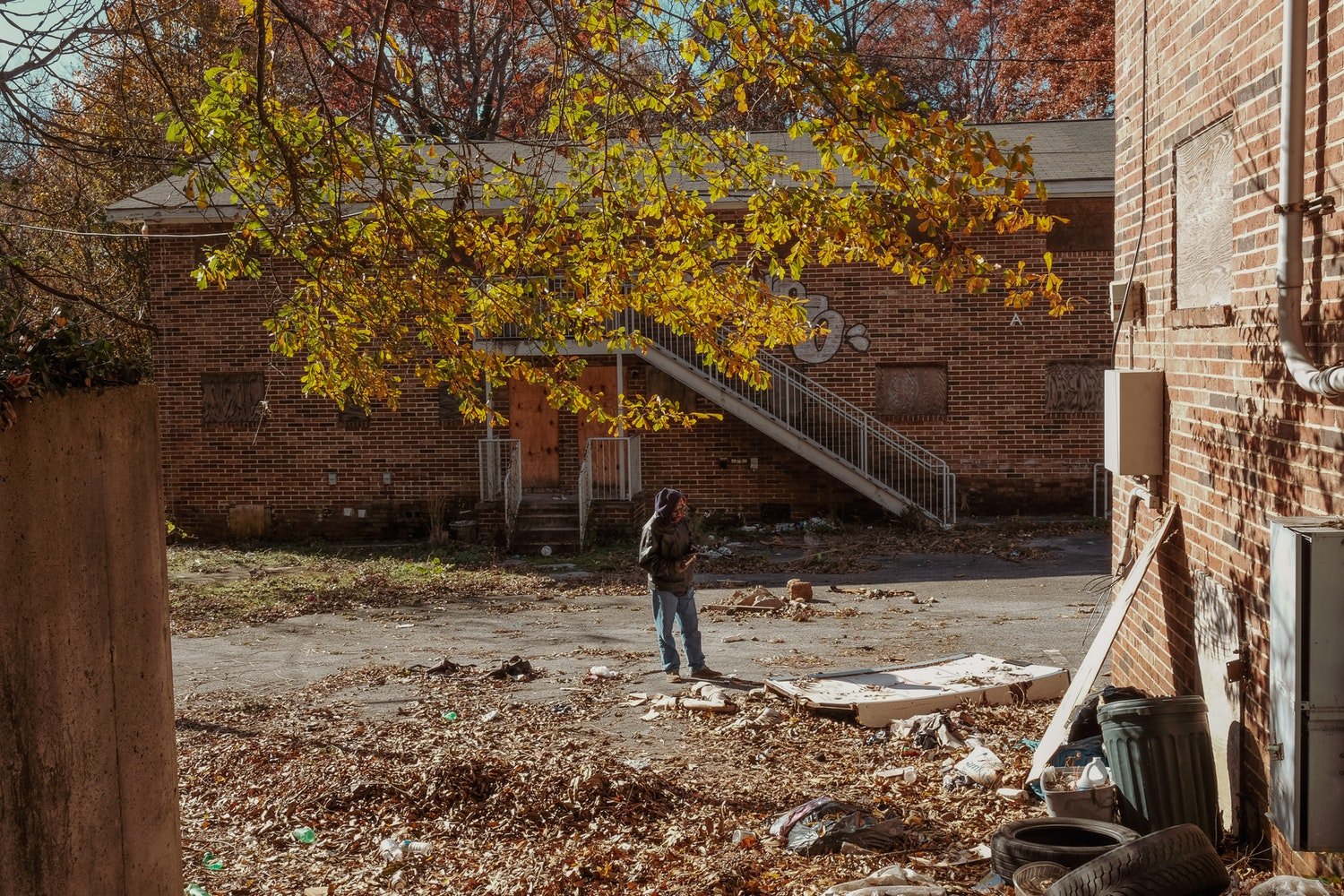   Referred to as “bandos” by locals, abandoned homes are frequently turned into shelter for homeless and unstably-housed people. Bandos usually have no running water, electricity or plumbing. (Photo by Asha Stuart/GroundTruth)  