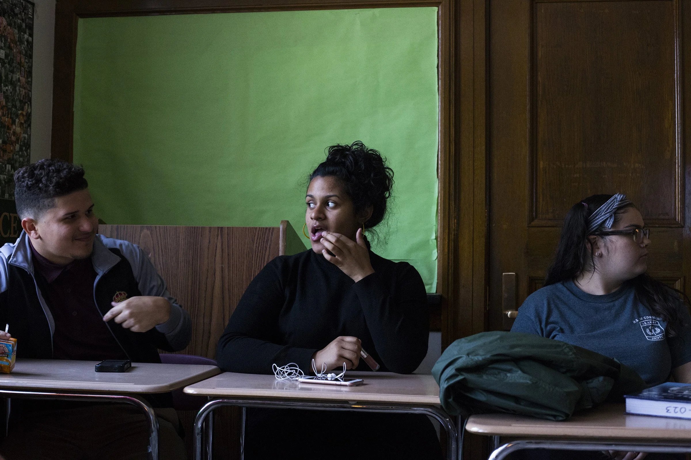  Aliza Gonzalez, 17, puts on lip gloss while talking to friends in her journalism class at the High School of Commerce in Springfield, Mass., on Monday, September, 11, 2017. (Photo by Brittany Greeson) 