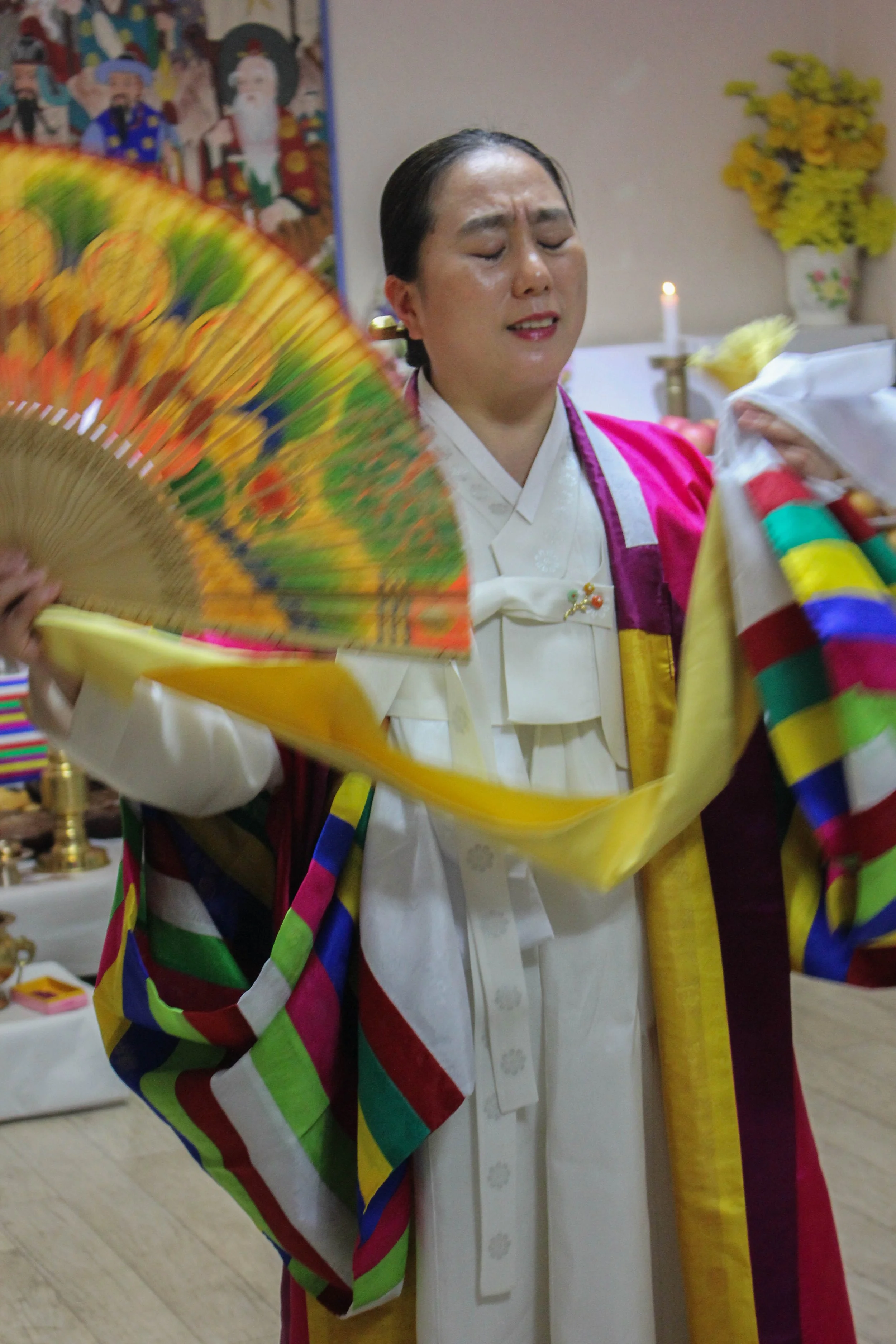  After the pig offering, the ceremony was taken back inside, where the shamans closed it with another set of chants and the promise that they had done their best to bring Choi the fortune that she was praying for. (Miranda Mazariegos/GroundTruth) 