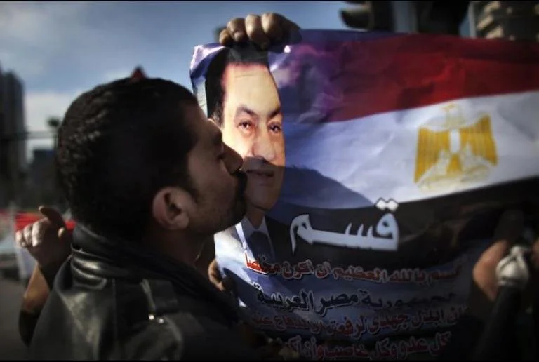 Egypt: Opposing protesters clash in streets of Cairo