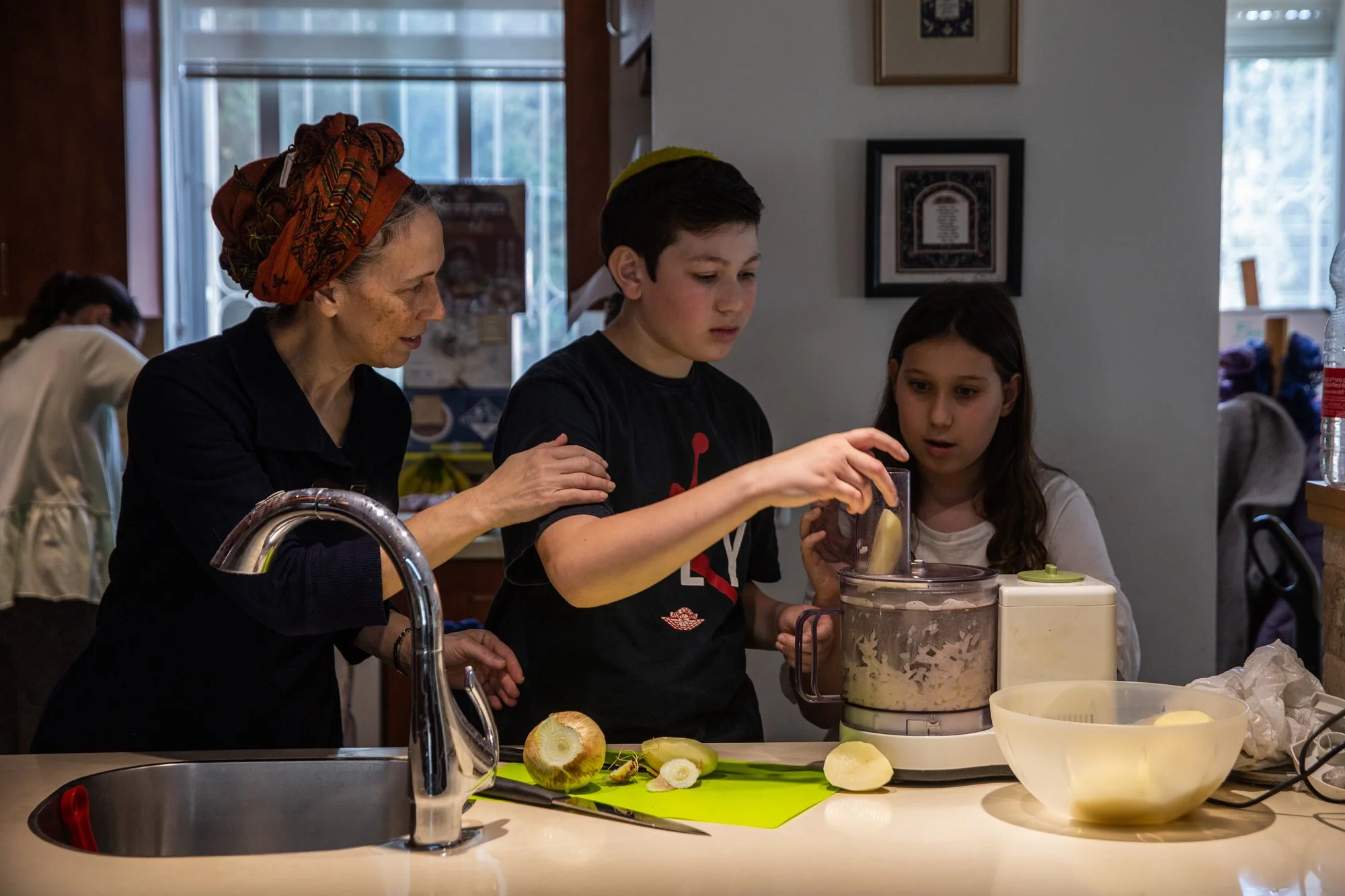  Naomi Marmon Grumet will be having the Passover Seder with only her own immediate family because the tight restrictions the Israeli government has imposed, including a lock down across the country and a curfew. (Photo by Heidi Levine/GroundTruth) 