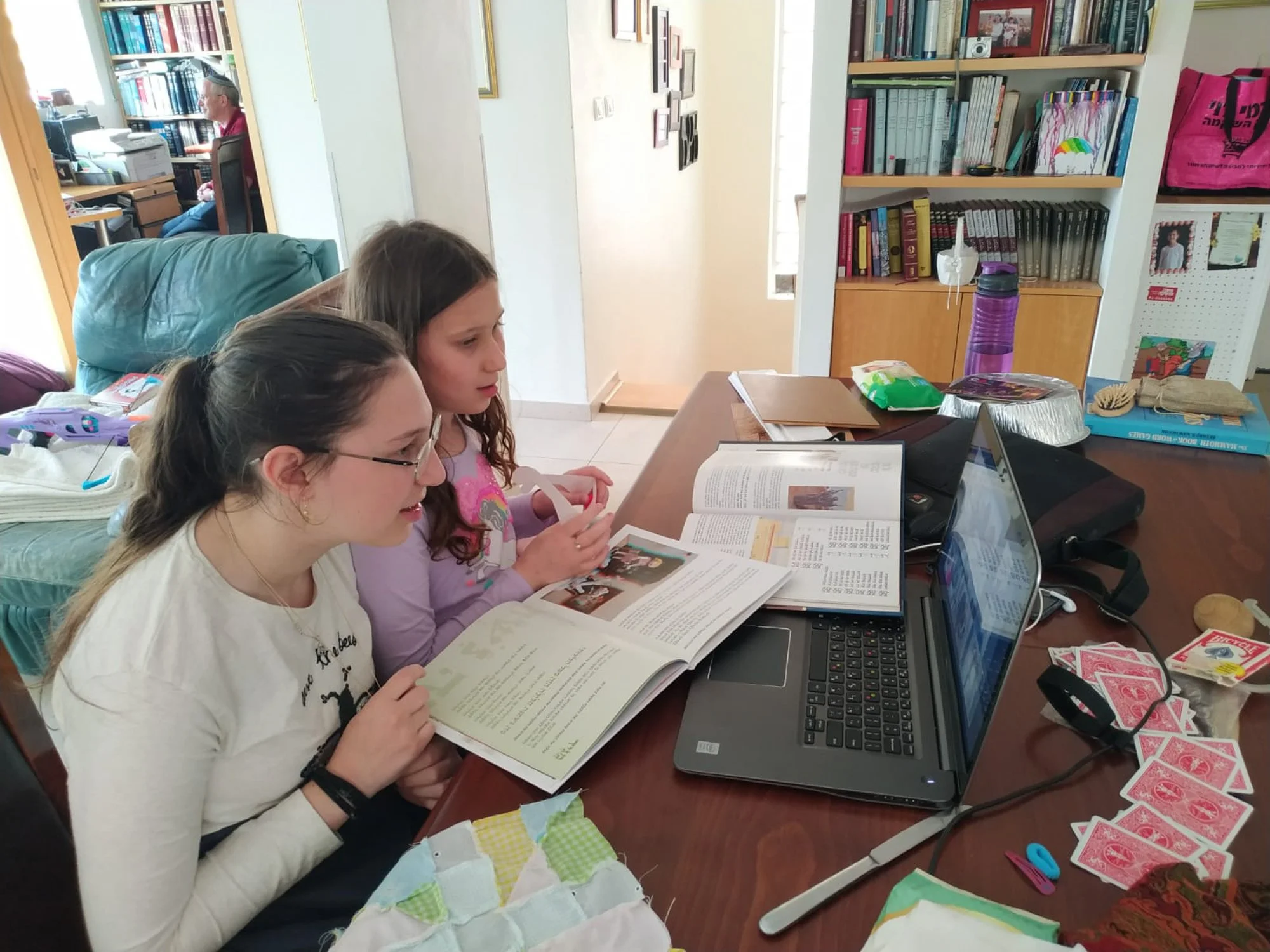  Haviva and Ruthie Marmon Grumet use Zoom to connect with relatives on April, 6, 2020. (Photo courtesy Naomi Marmon Grumet) 