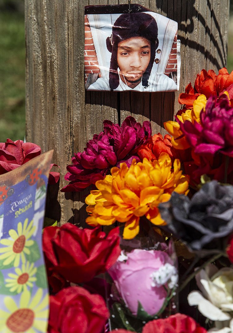  A memorial for Lee Eric Evans sits near the intersection of Central Street and Buena Vista Avenue in Jackson, Miss. Thursday, September 19, 2018. Evans’ body was found at the intersection Saturday, July 7, 2018. (Photo by Eric J. Shelton/GroundTruth