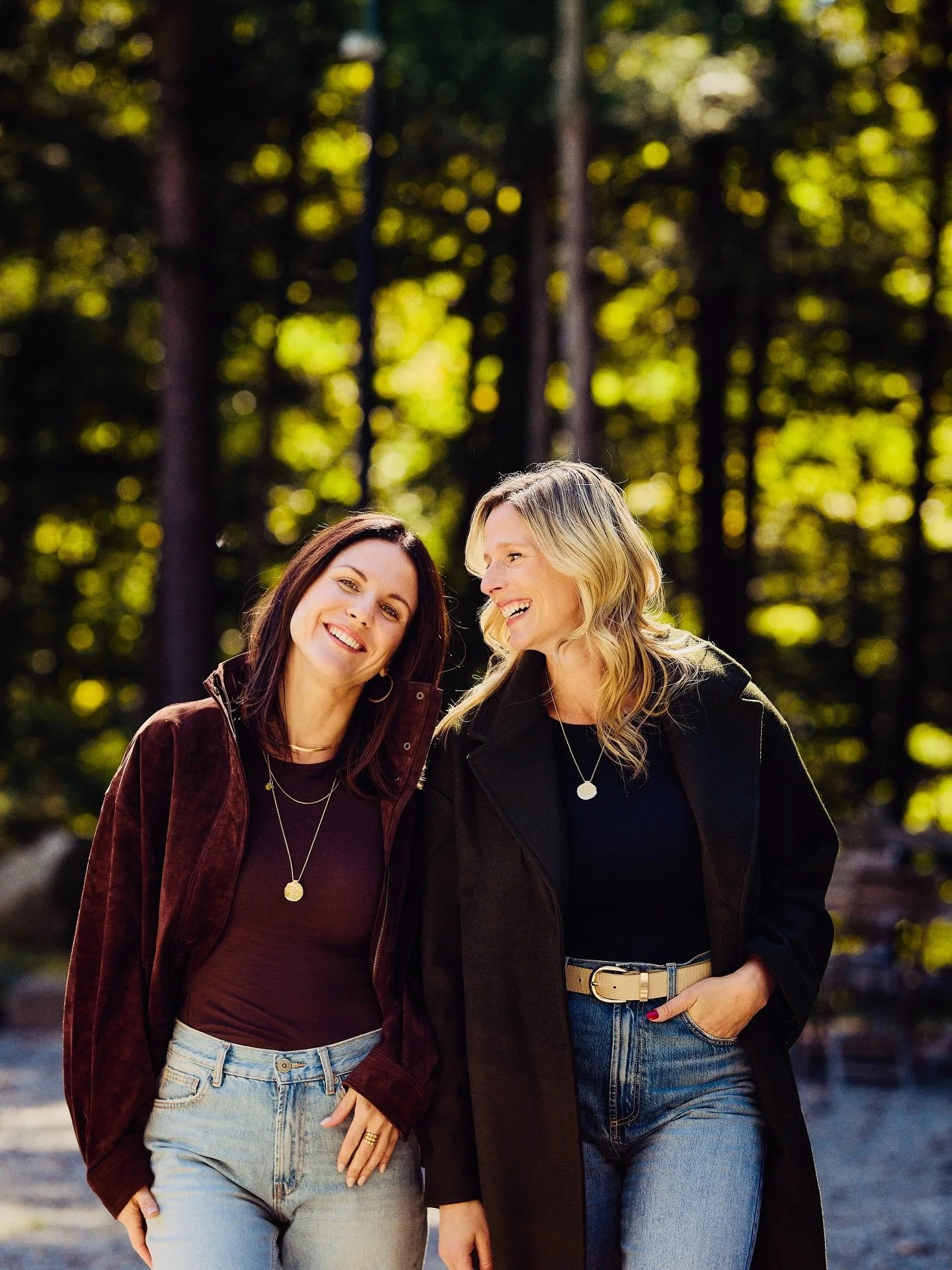 Vous pensiez qu’on avait pris notre retraite? 😅
Pas du tout. On était juste quelque part entre la réalisation du grand projet ALKÉ, une promesse d’achat et un matcha à emporter. 🍵
L’automne est bien l