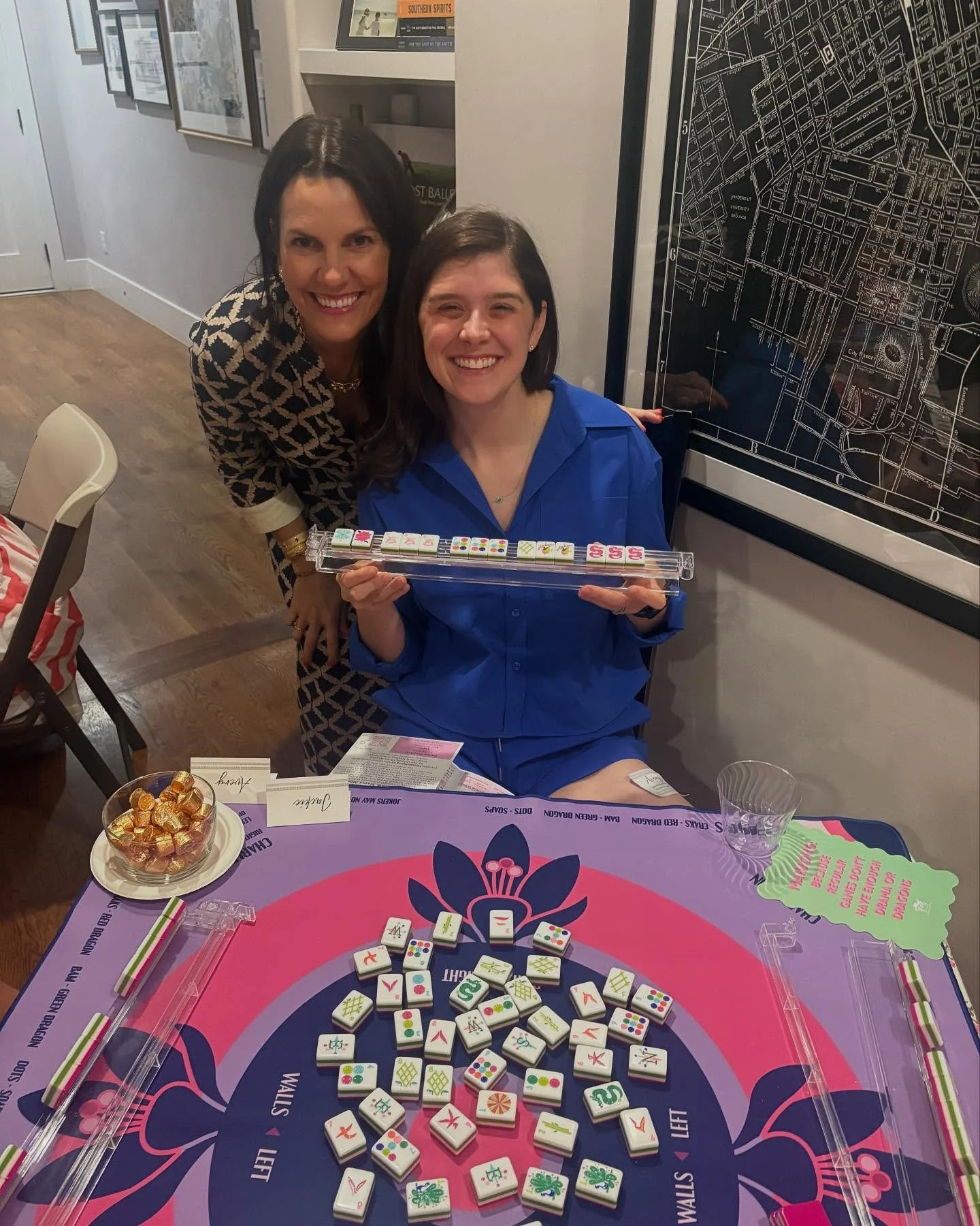 Loved teaching this friend group last week!
Amanda was the hostess with mostess, making adorable name tags and place cards for her friends. 

#host #mahjong #mamamahjong #mahjongplay #openplay #event #tiles