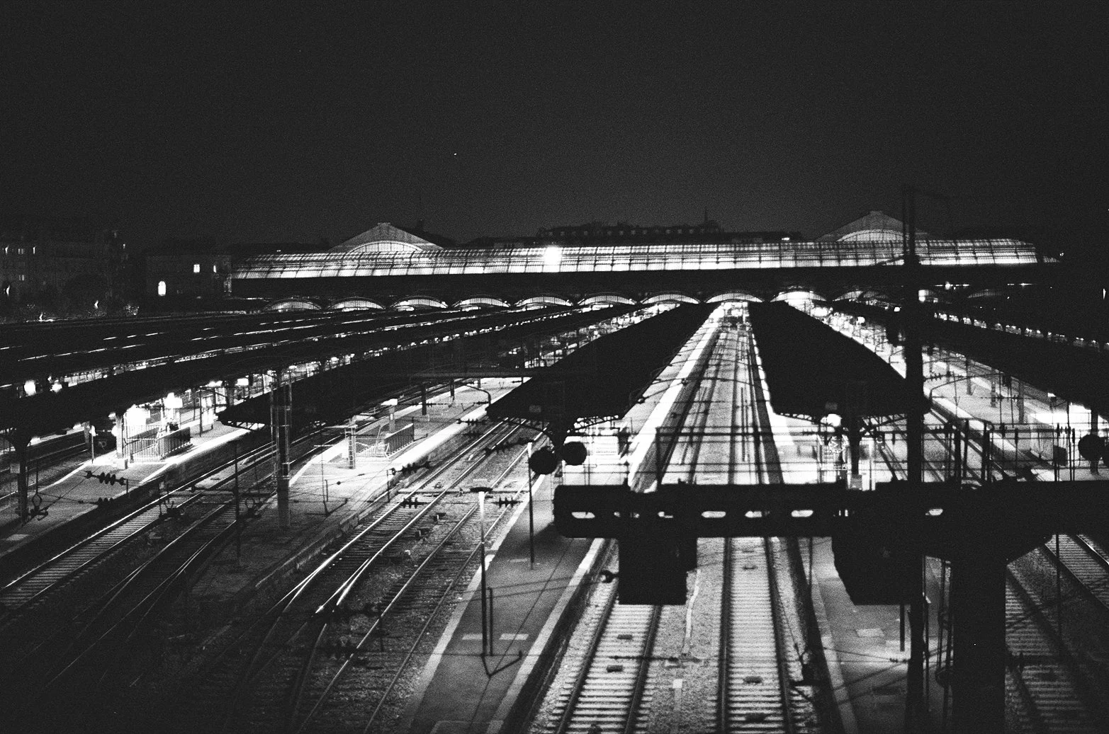 Symphonie féroviaire : nocturne en noir et blanc