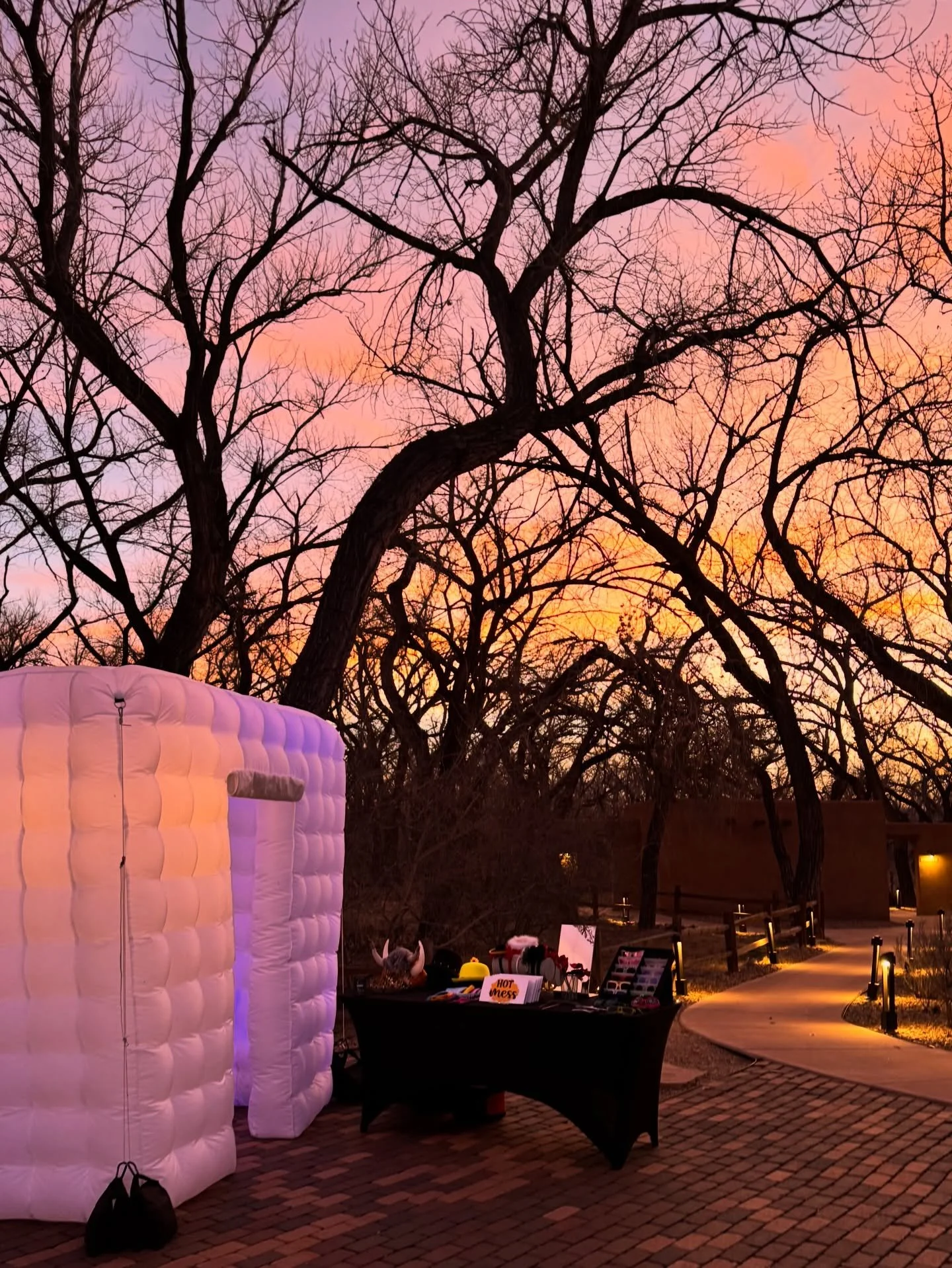 There is just something about New Mexico sunsets. The colors do not feel real. Every Clik booth we set up at golden hour turns into pure magic. We are so lucky to celebrate your moments under skies like this 🌅