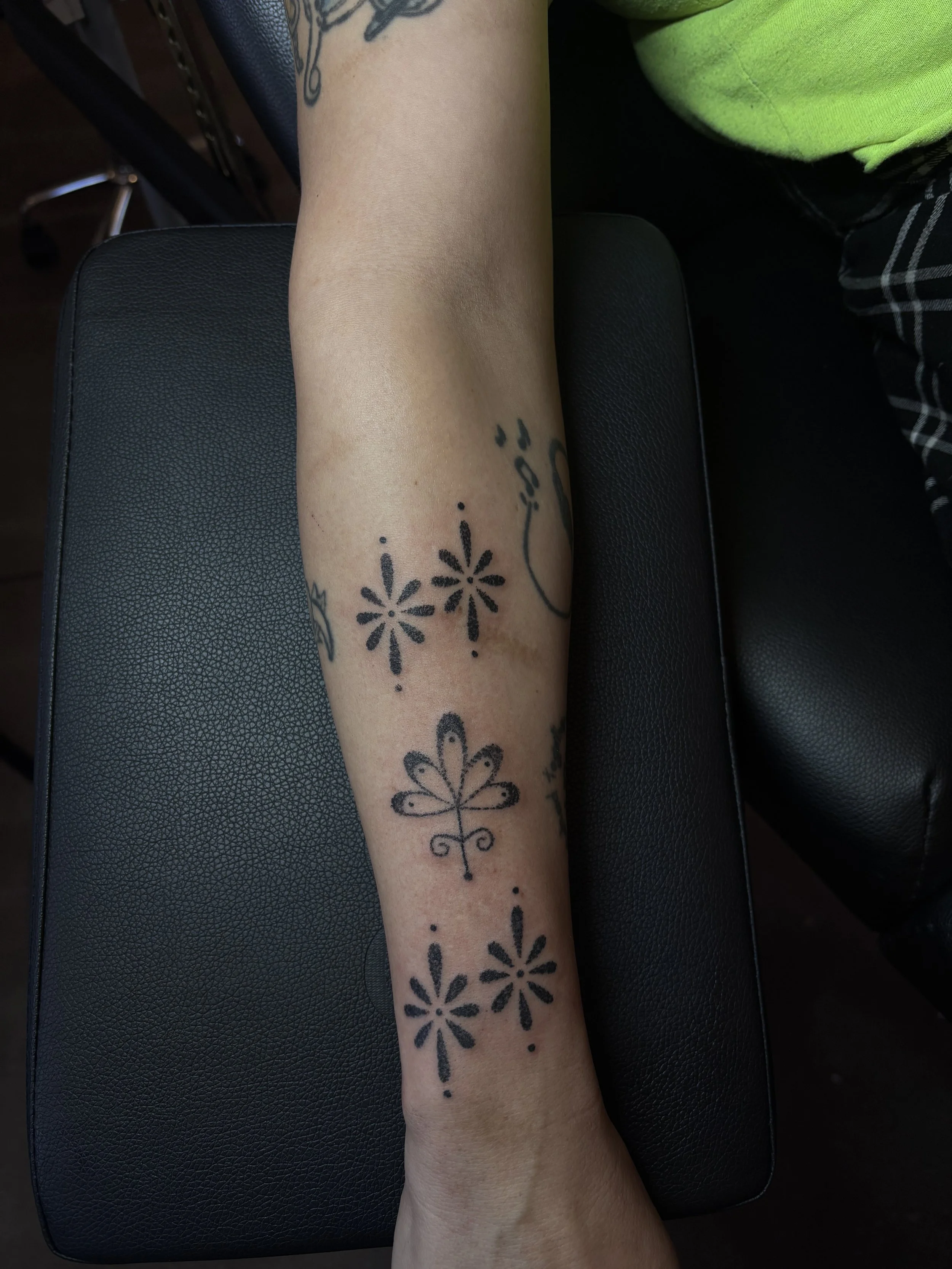 Handpoked floral tattoo designs by Ari Lauren aka @quwutsunmade, made at O Siiem Tatu in Albuquerque, NM