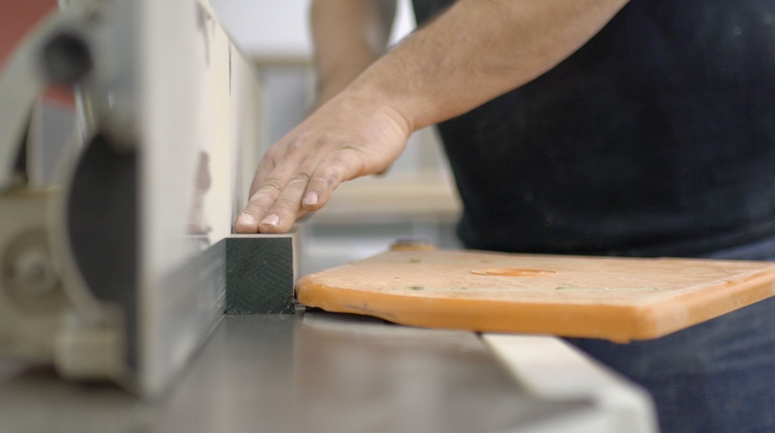 Usinage d’une pièce de mobilier sur mesure dans notre atelier