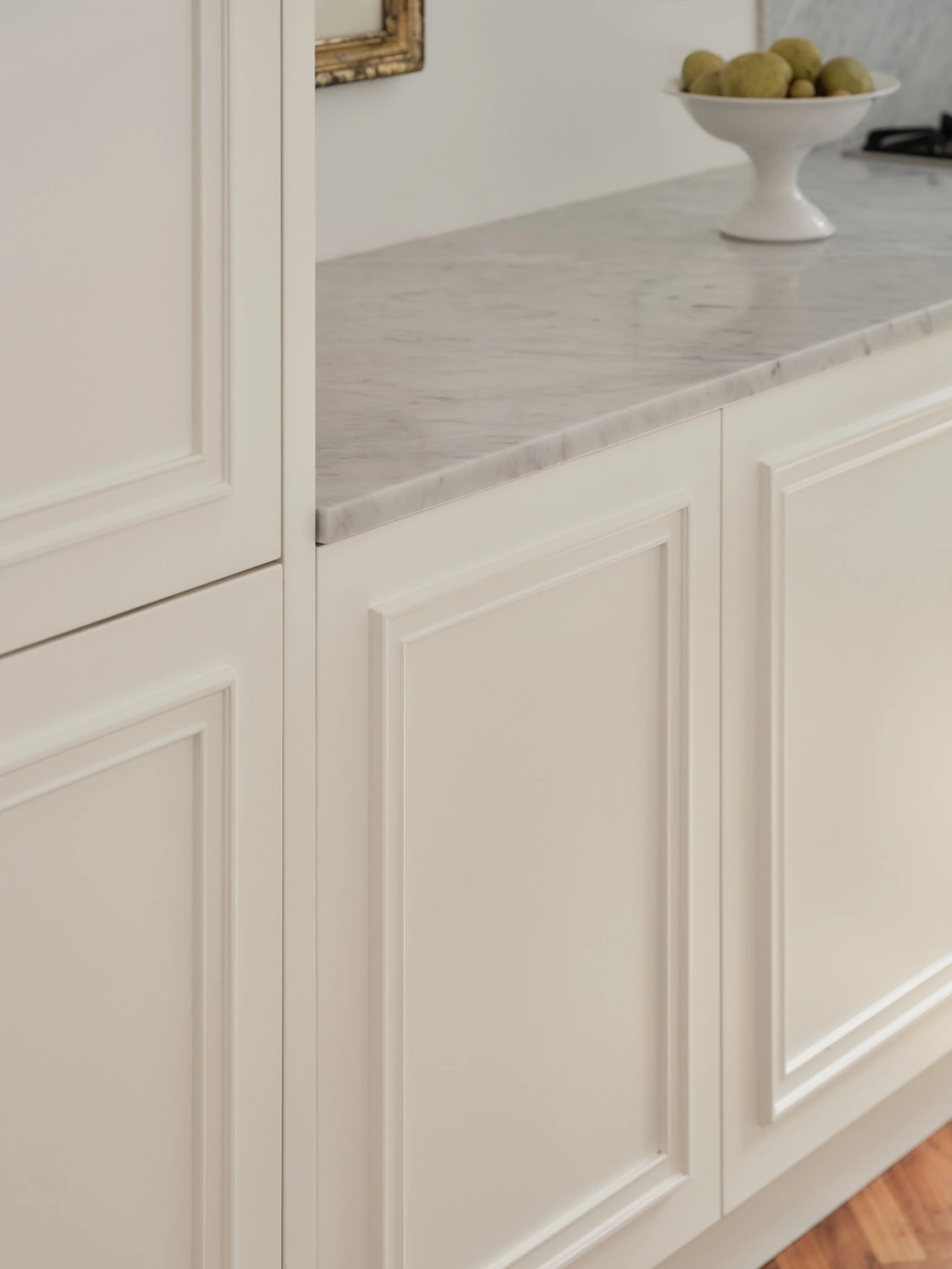 Armoire moulurée pour un design parisien