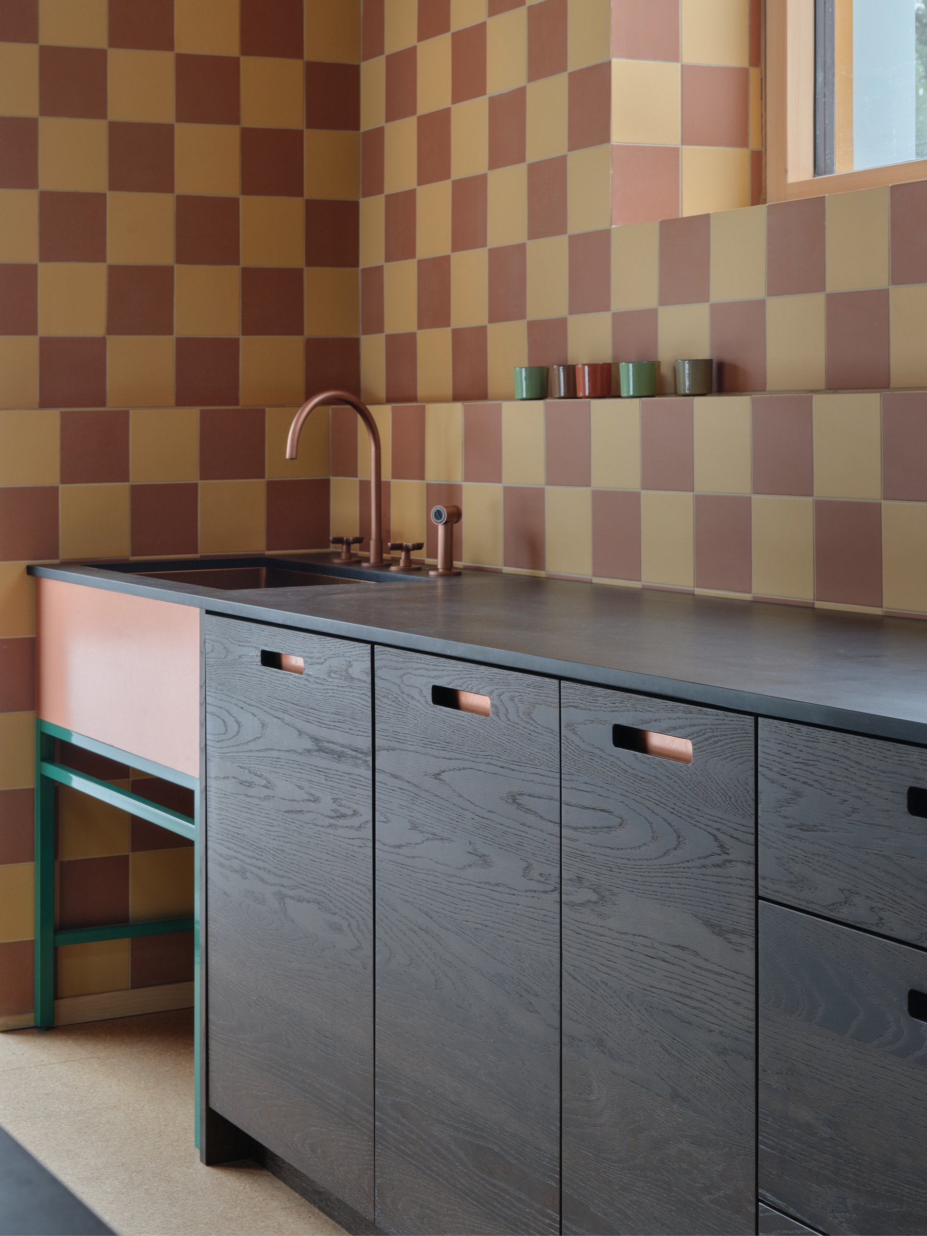 Évier et robinet de cuivre.