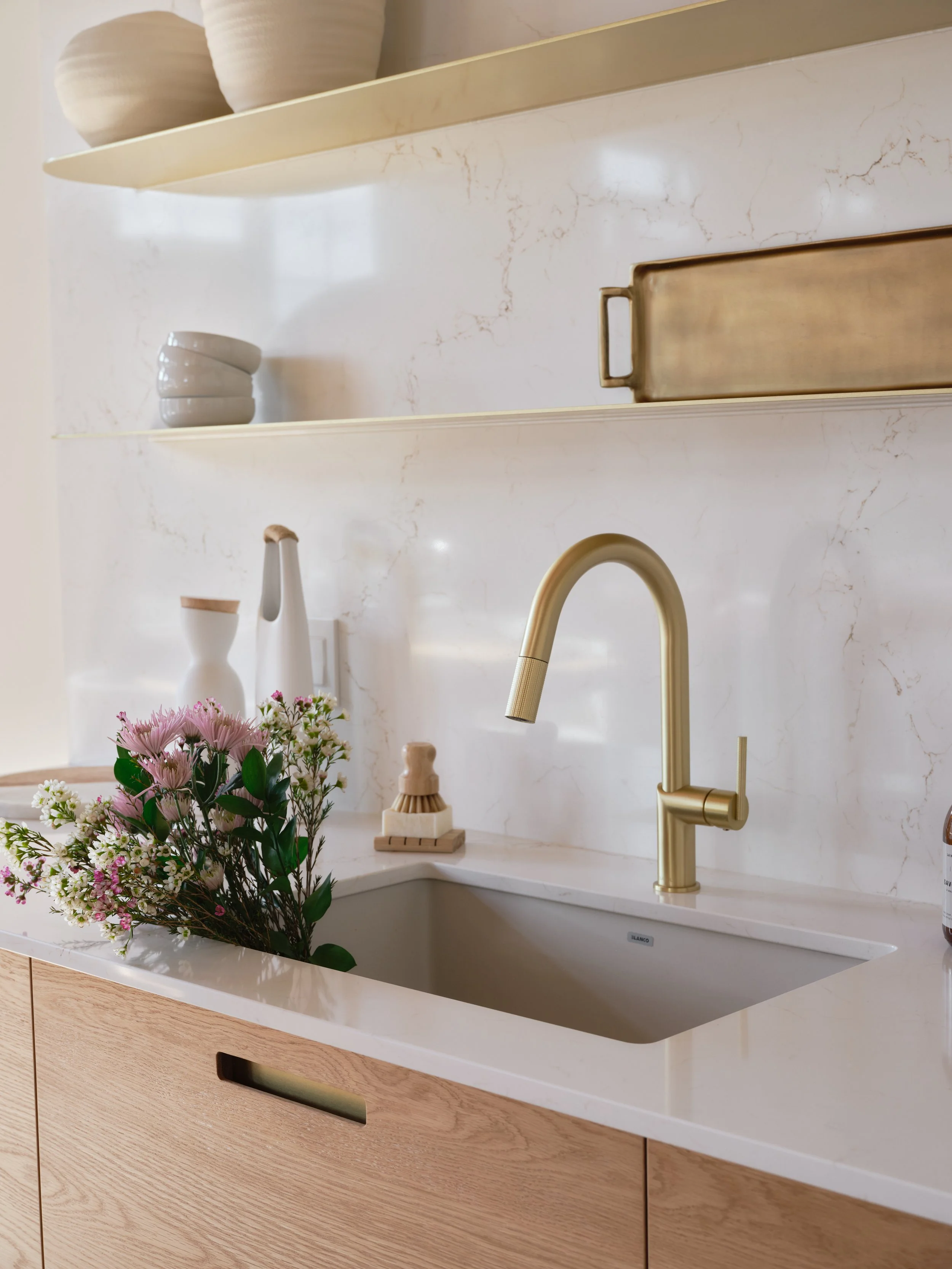 Évier de Silgranit avec robinet de laiton.