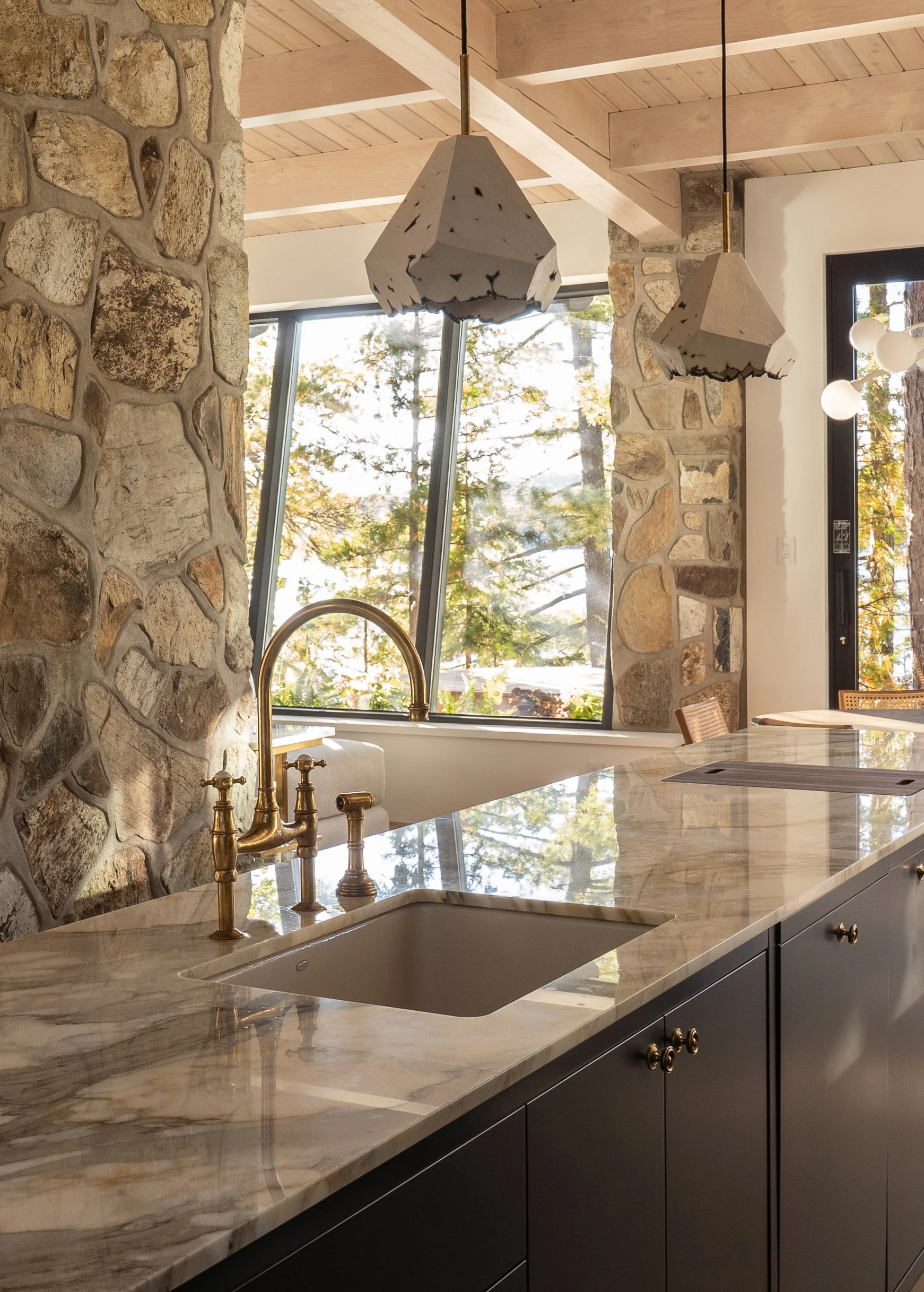 Robinet de laiton, cuve en silgranit.