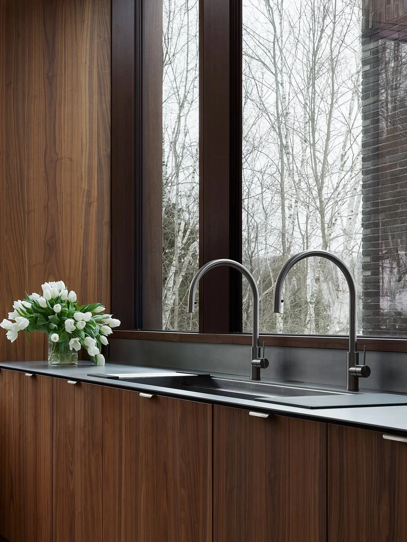 Évier station avec deux robinets robinets.