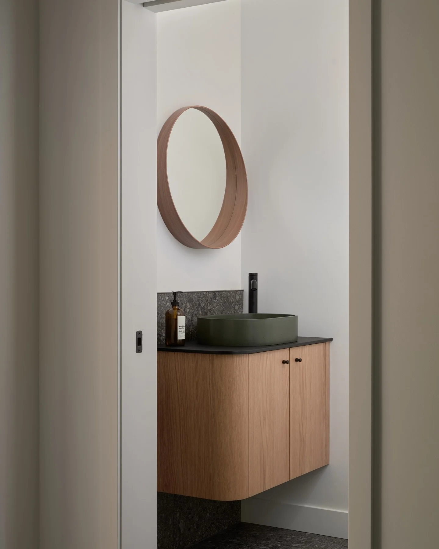 On craque pour cette salle de bain qui allie l&rsquo;esth&eacute;tique du bois naturel et la douceur des formes arrondies. 
Le miroir rond en bois apporte une touche chaleureuse et authentique. 
Quel est votre &eacute;l&eacute;ment pr&eacute;f&eacute