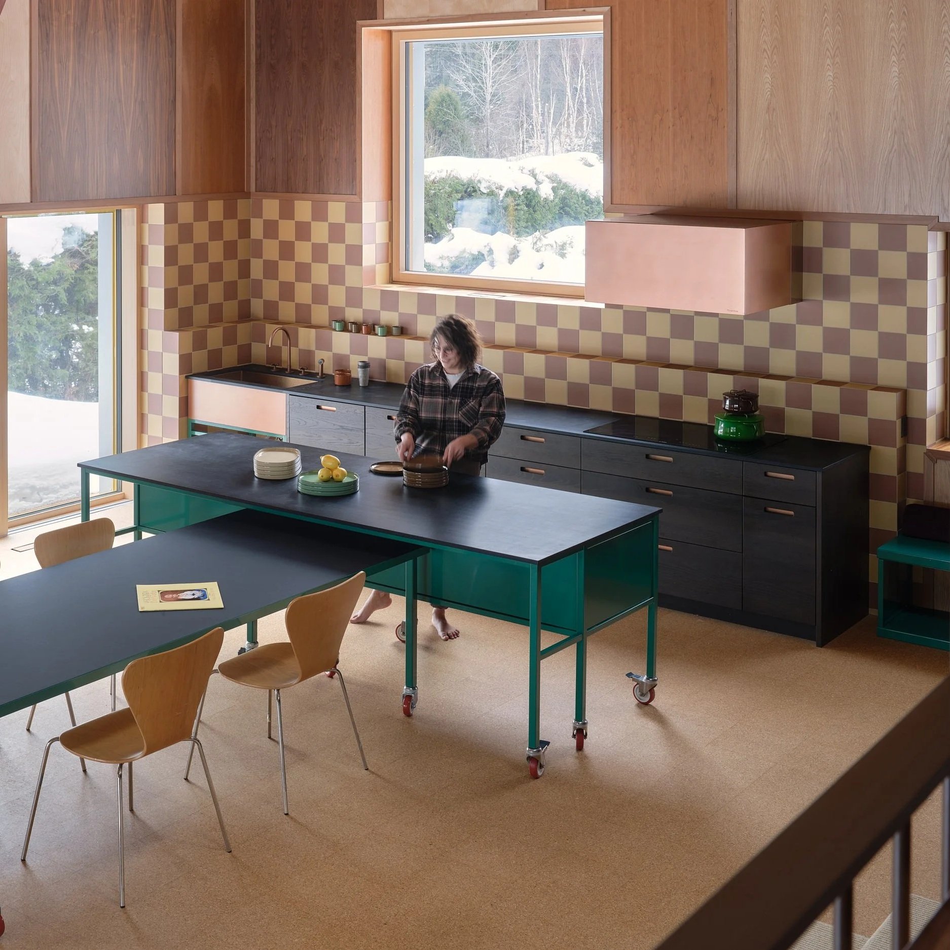 LE MAXIMALISTE EN DÉCORATION INTÉRIEUR : L’ART D’HABITER SES SOUVENIRS