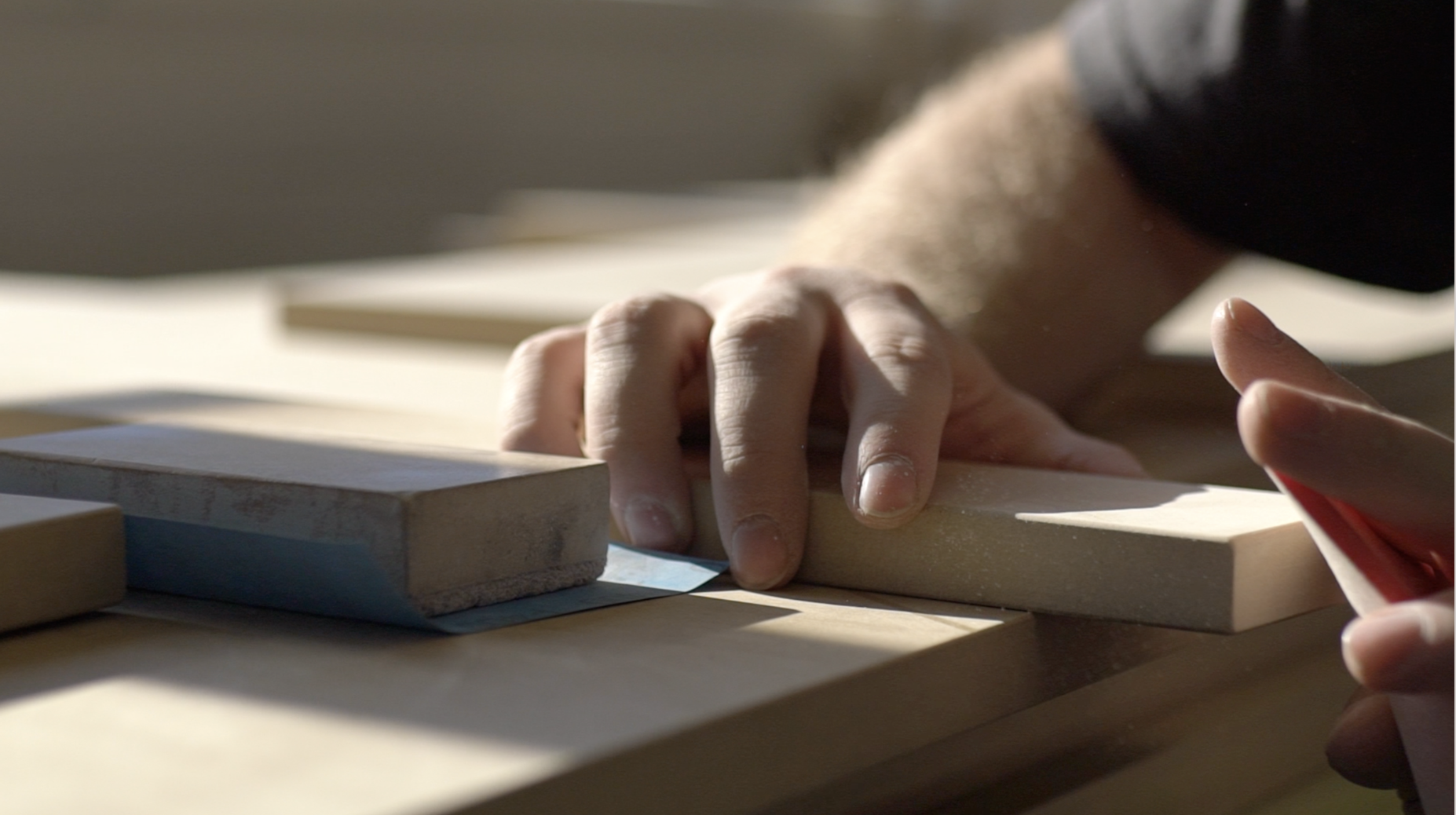 DANS NOTRE ATELIER: LA FABRICATION D’UNE CUISINE SUR MESURE