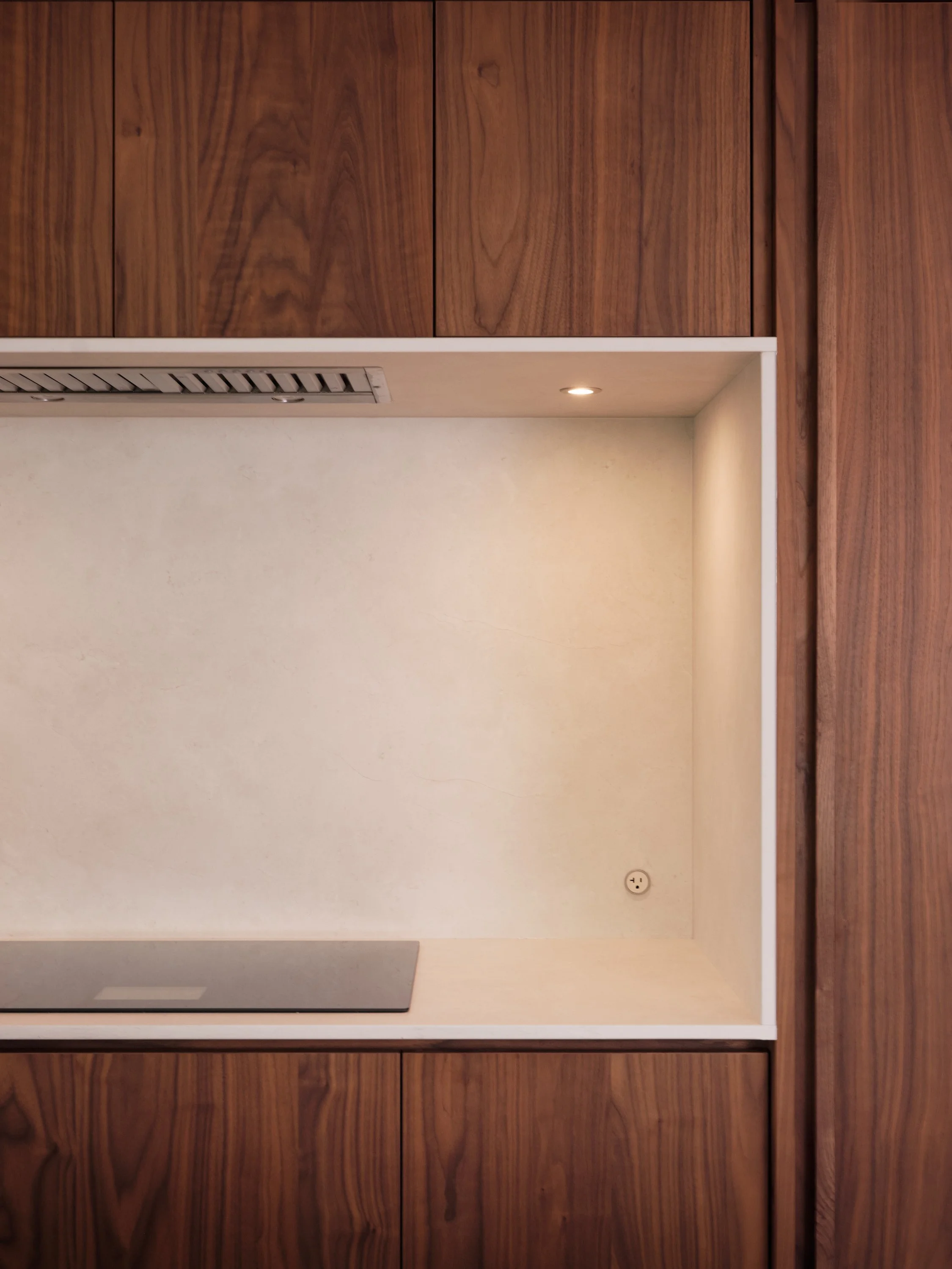 Détail de l’ébénisterie en noyer et de la zone de cuisson du Projet des Sommets