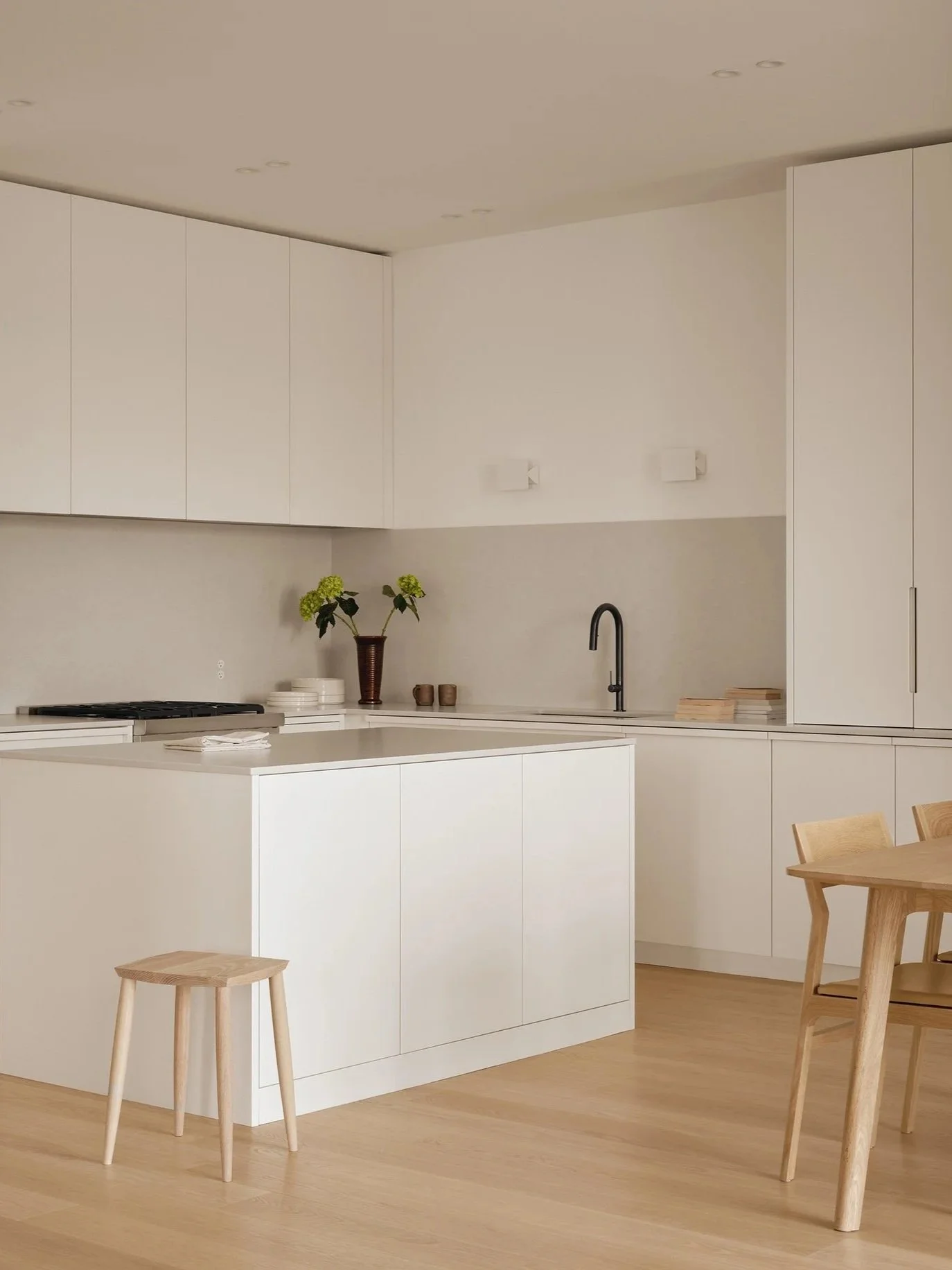 Cuisine contemporaine blanche aux surfaces laquées offrant une esthétique minimaliste et épurée.
