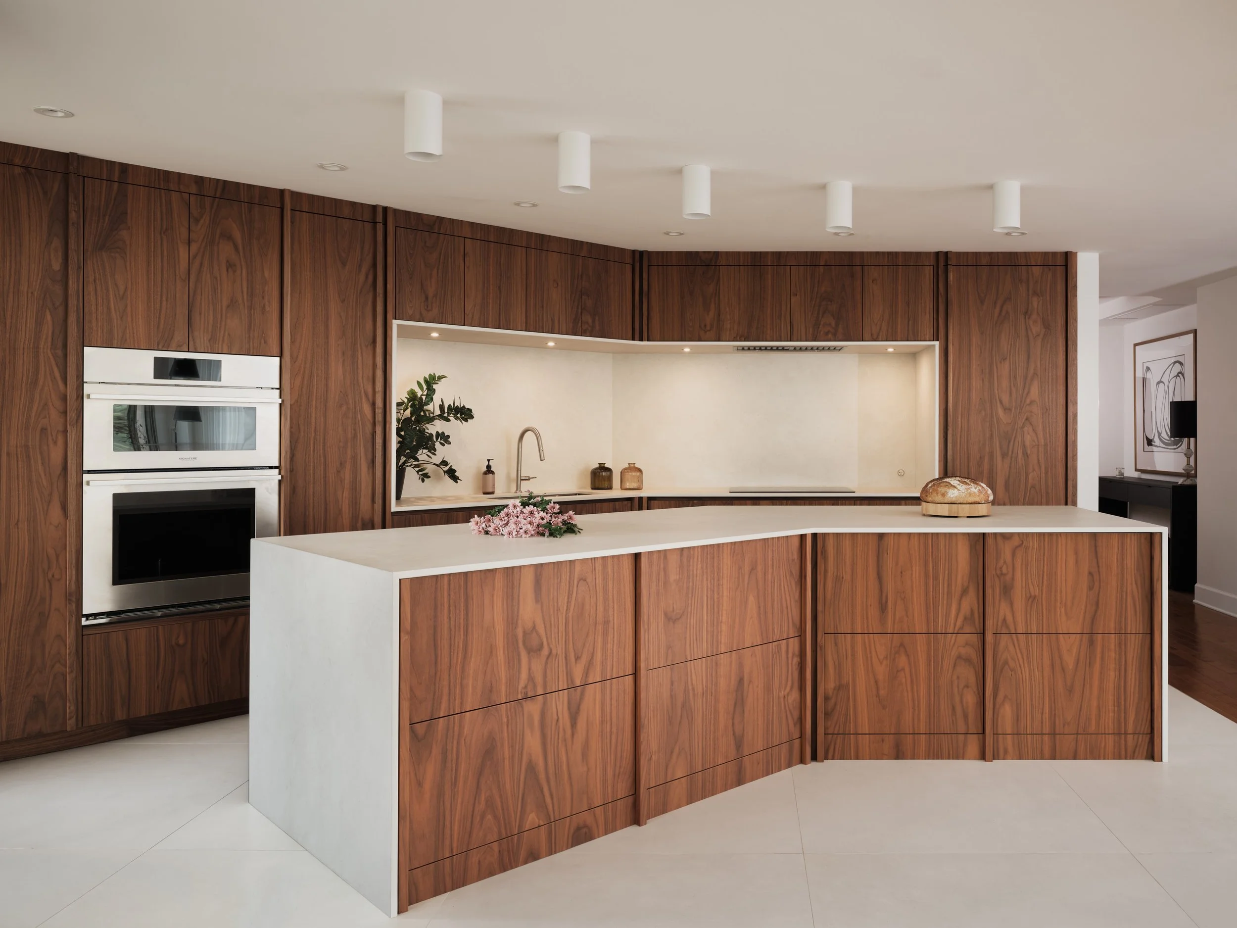 Vue d’ensemble de la cuisine sur mesure en noyer du Projet des Sommets