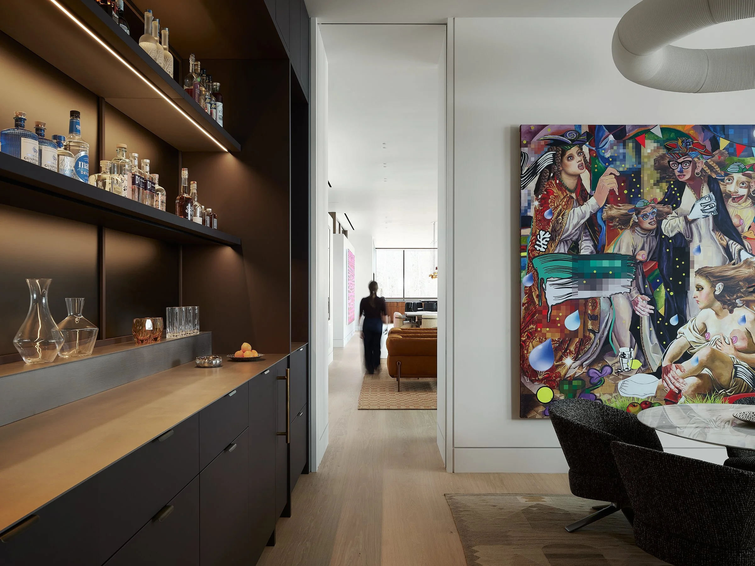 espace bar sur mesure: laque aubergine, comptoir inox, dosseret miroir.