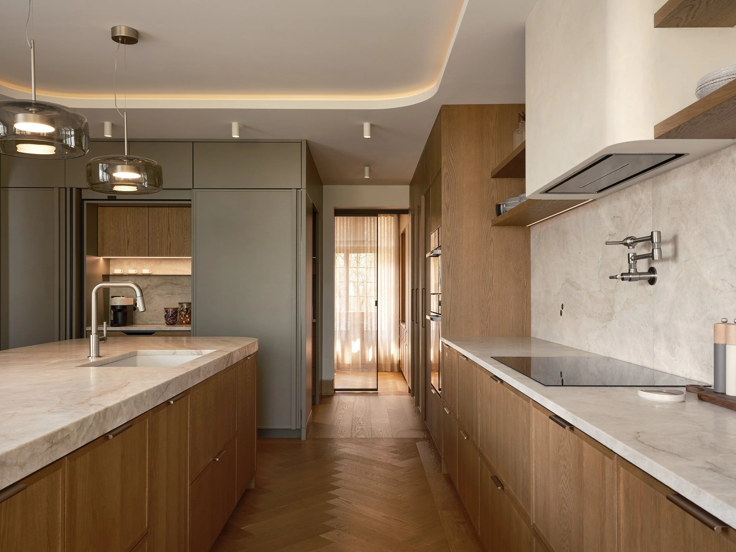 sur-mesure-westmount.jpg Armoires de cuisine sur mesure en bois, comptoir et dosseret en pierre dans le projet Westmount.