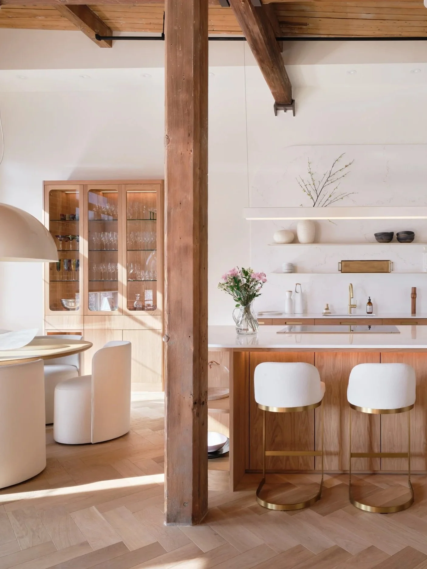 Cuisine contemporaine haut de gamme baignée de lumière naturelle avec matériaux nobles et lignes épurées.