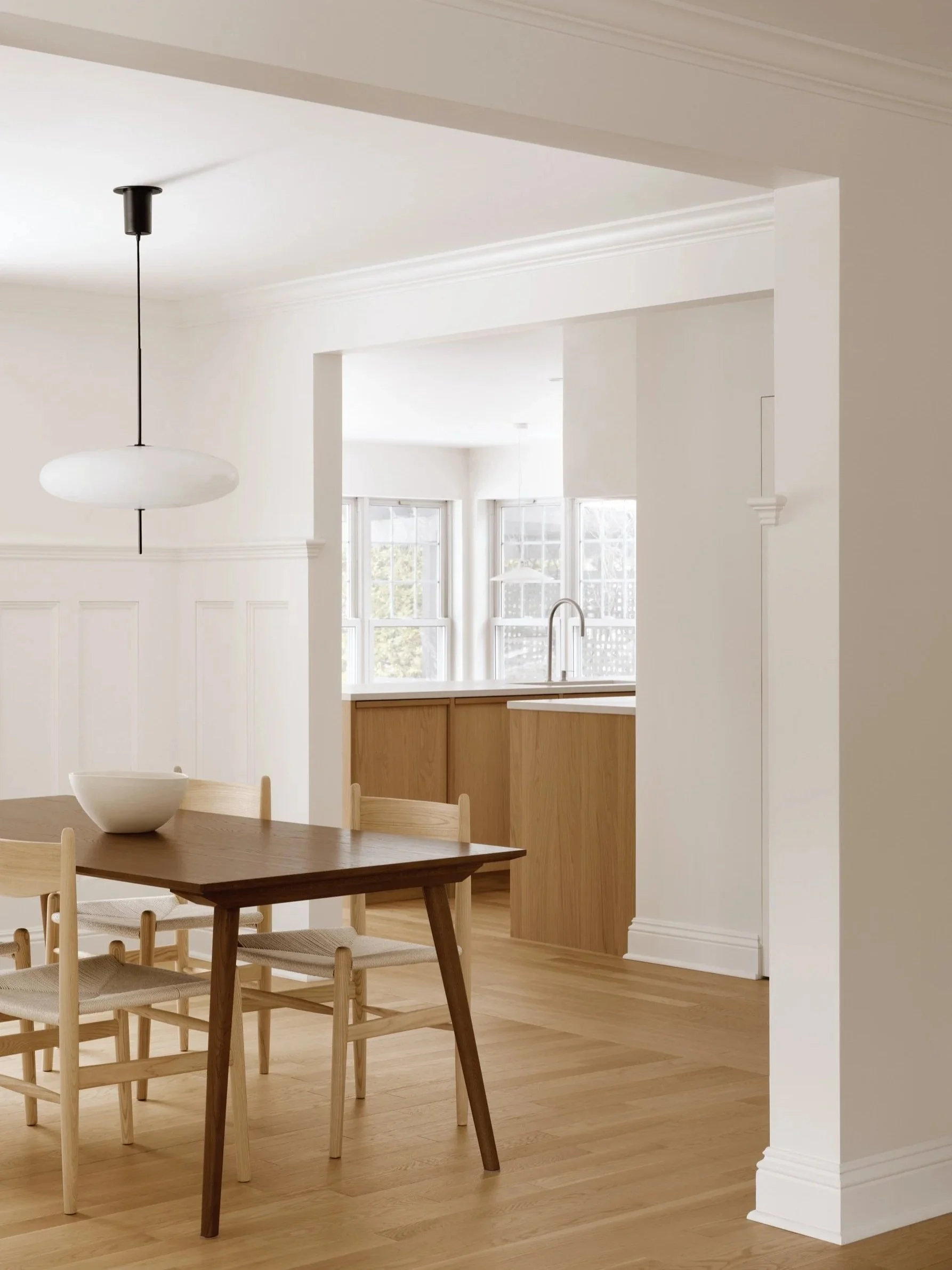 Cuisine contemporaine lumineuse avec matériaux naturels, bois clair et architecture épurée réalisée à Montréal.