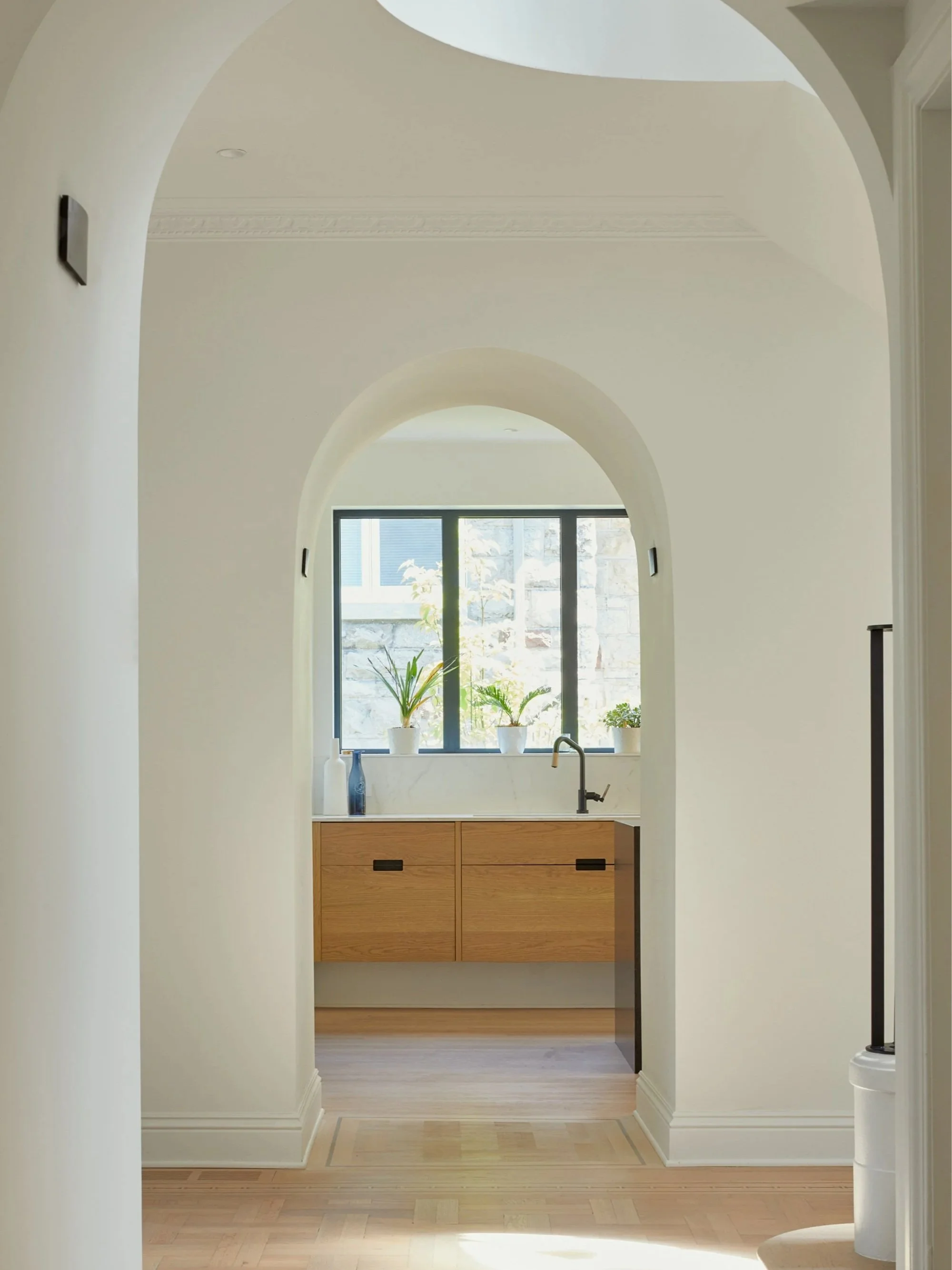 Cuisine haut de gamme où les matériaux, la lumière et l'architecture créent un ensemble cohérent et intemporel.