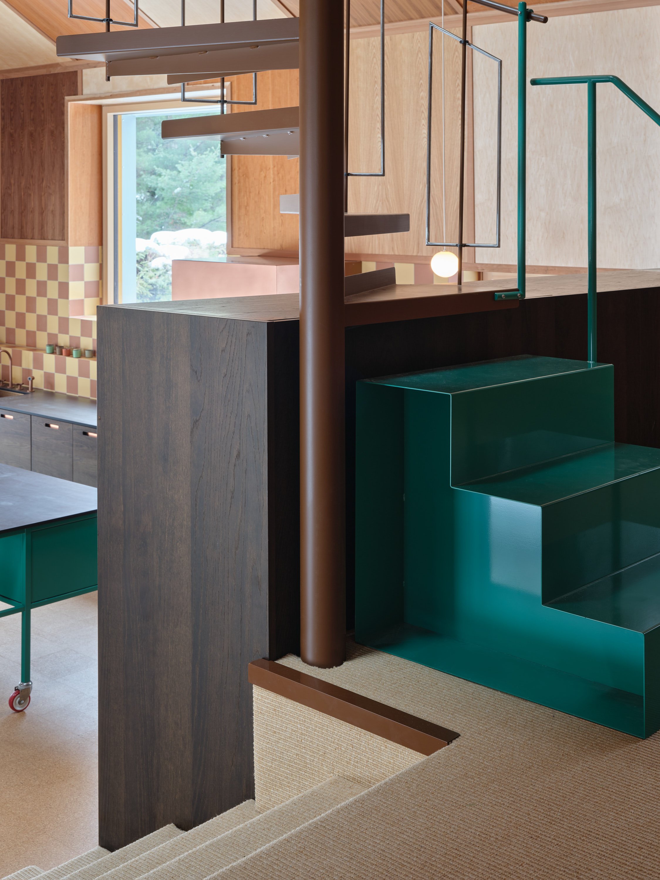 Maximalist décor for the kitchen. A mixture of different species of wood, painted metal.